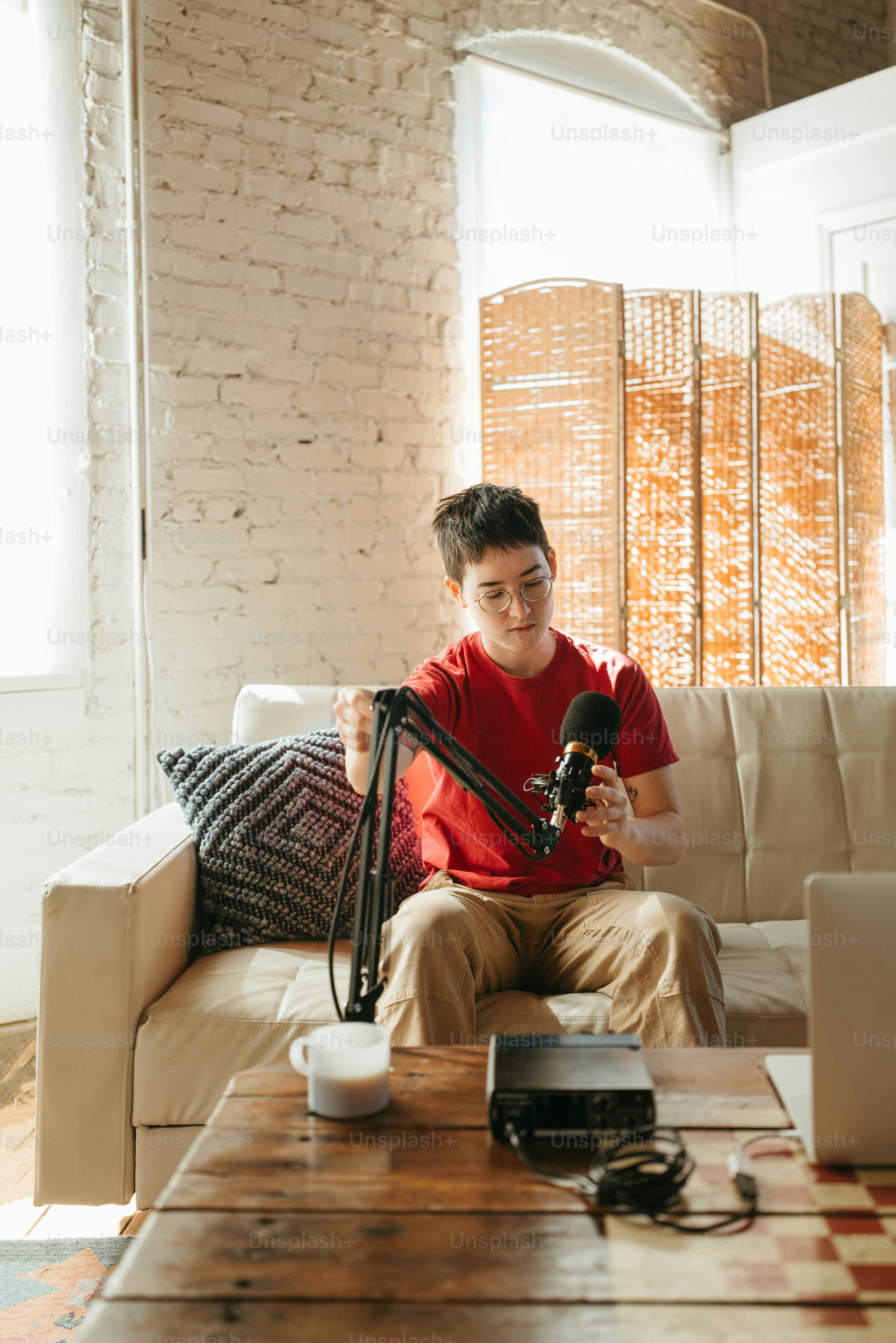 Un homme assis sur un canapé tenant un appareil photo