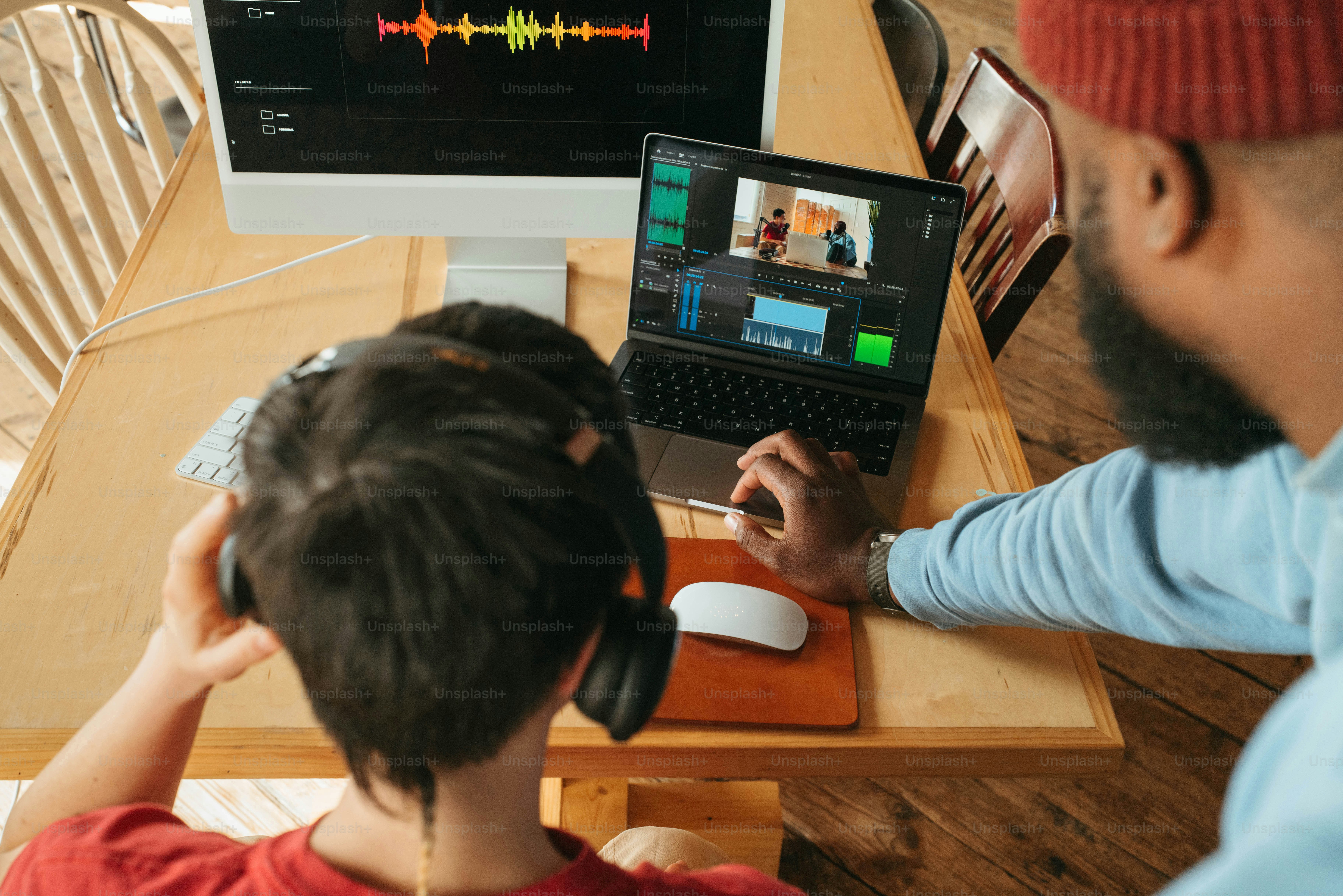 Un homme assis devant un ordinateur portable