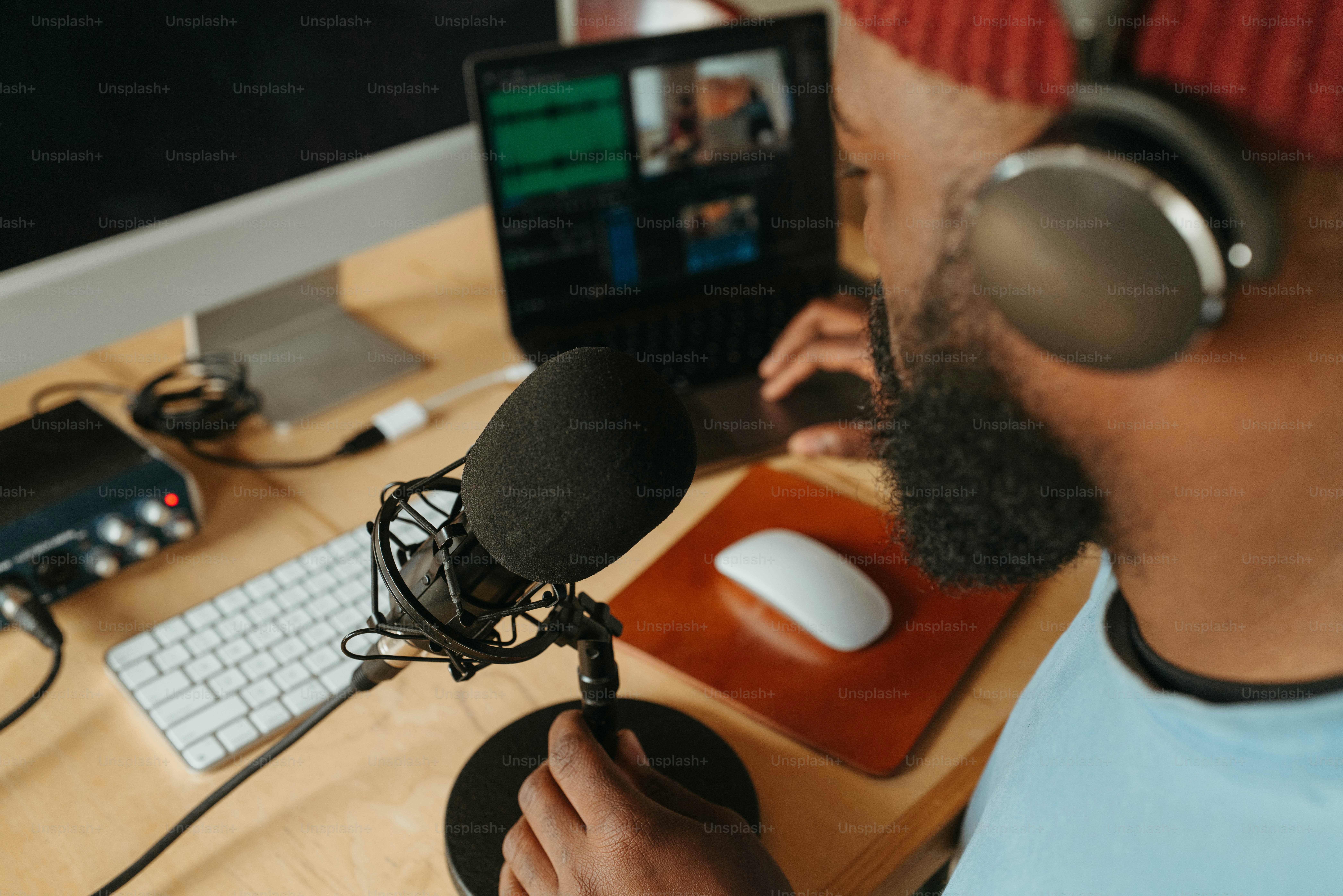 Un homme portant des écouteurs enregistre une vidéo sur un ordinateur