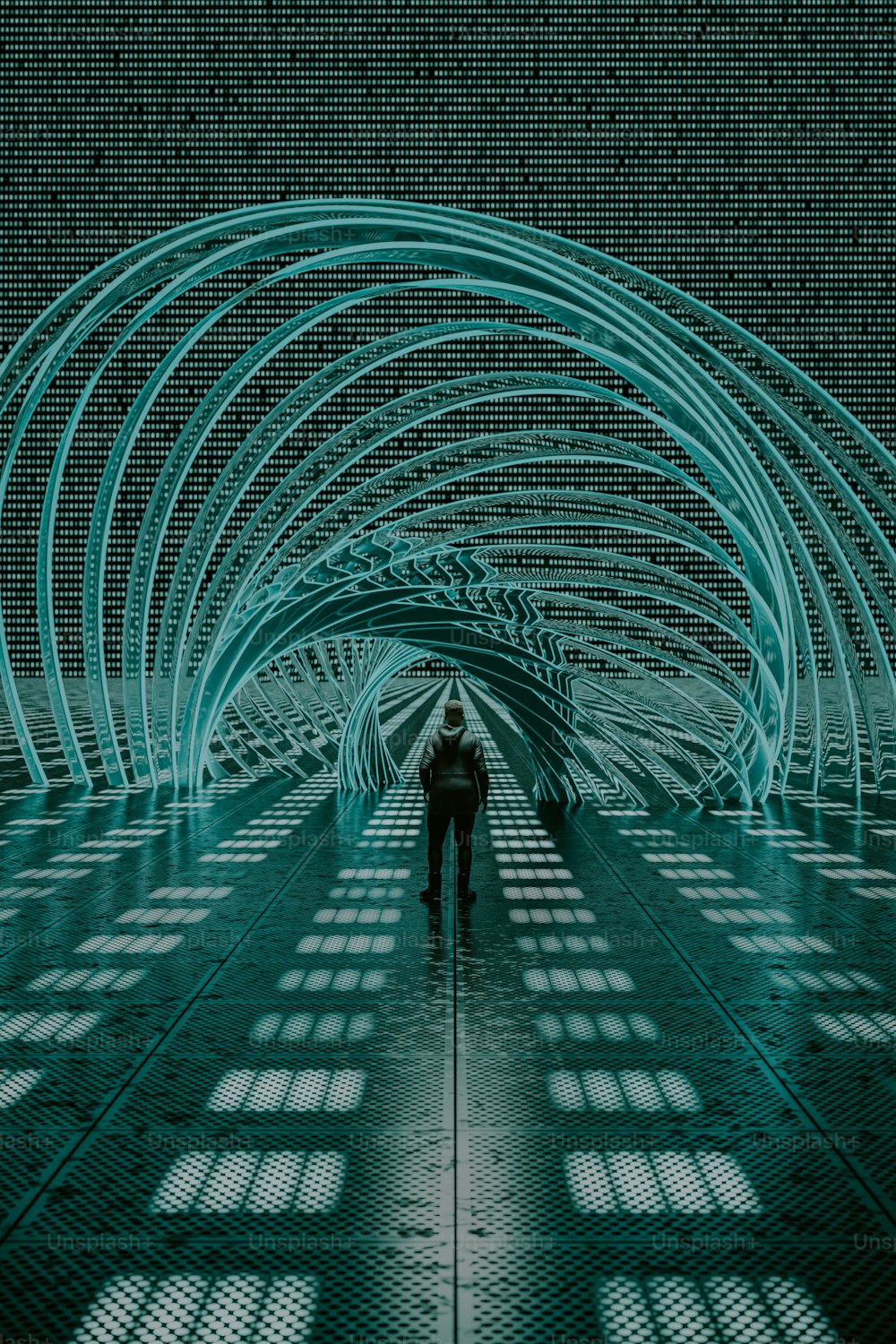 사람이 빛의 터널을 걷고 있다