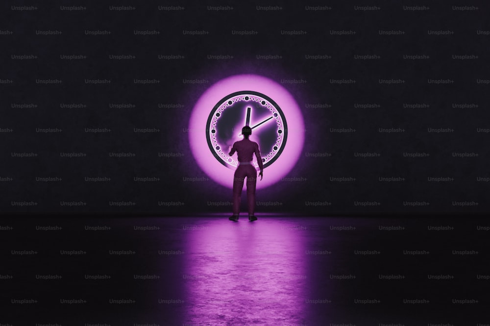 Un hombre parado frente a un reloj púrpura
