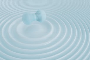 Un oggetto circolare bianco che galleggia sopra uno specchio d'acqua