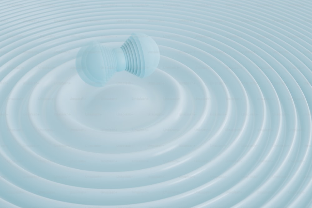 um objeto circular branco flutuando em cima de um corpo de água