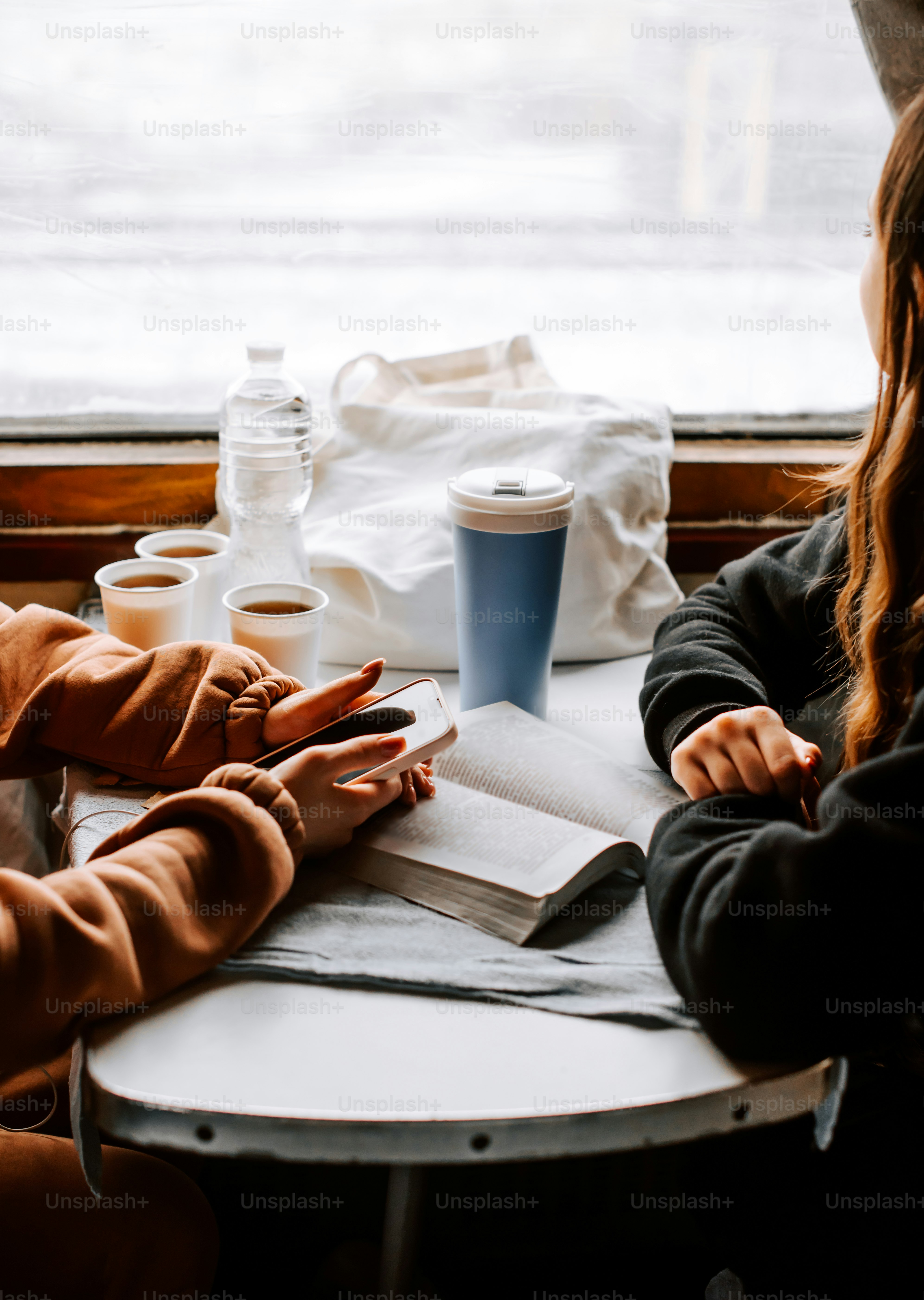 Un par de personas sentadas en una mesa