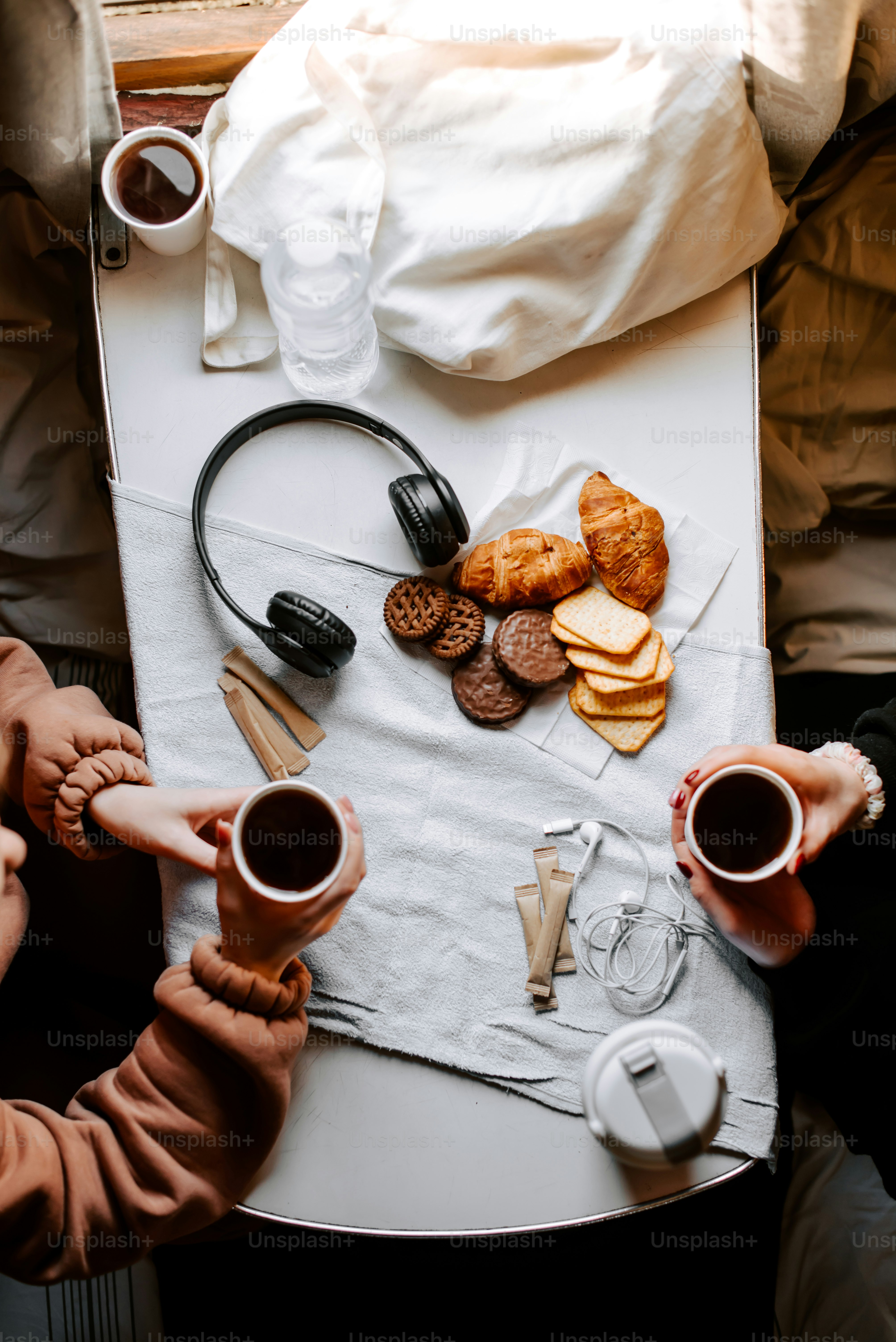커피 잔을 들고 있는 두 사람
