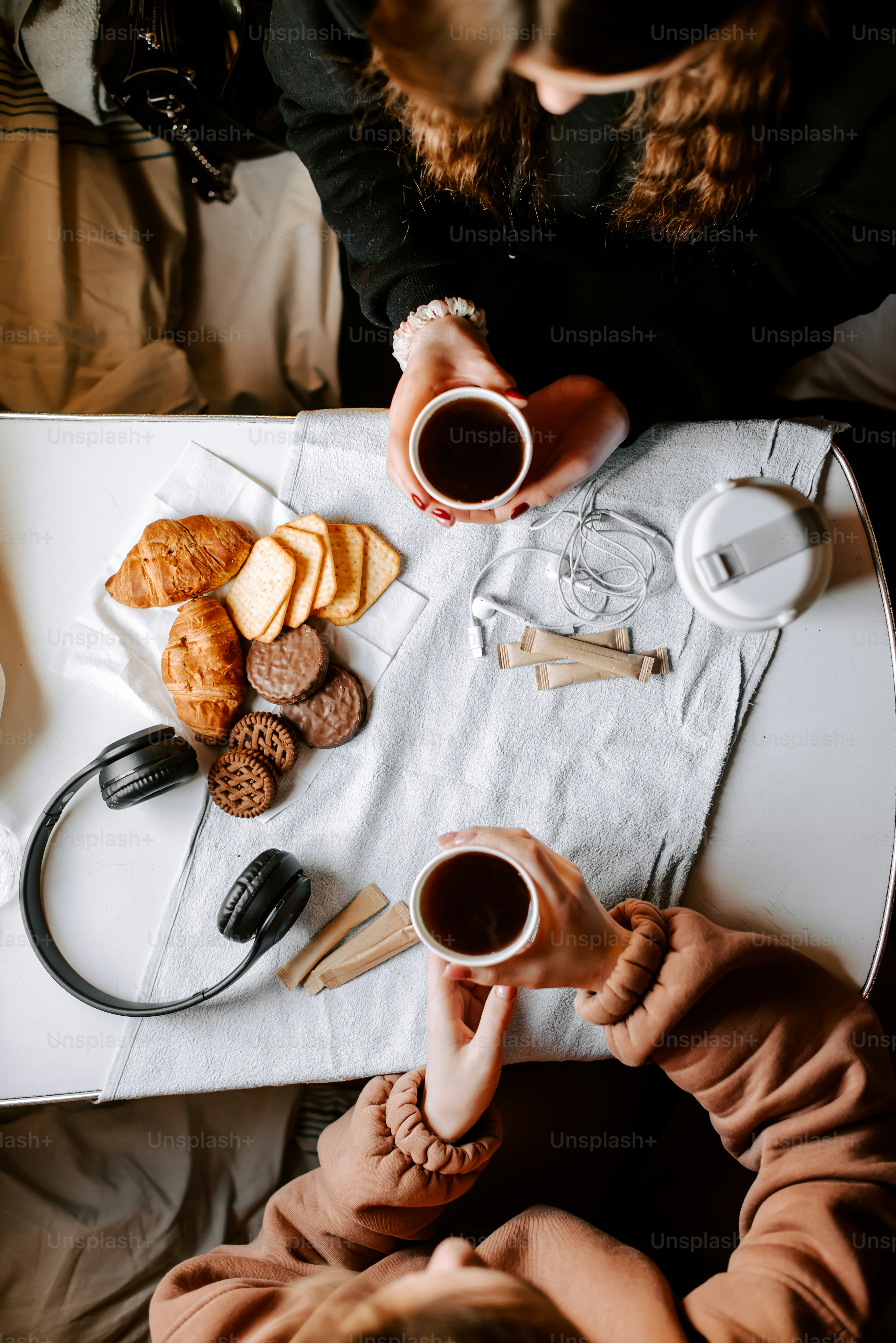 음식 쟁반이있는 테이블에 앉아있는 사람