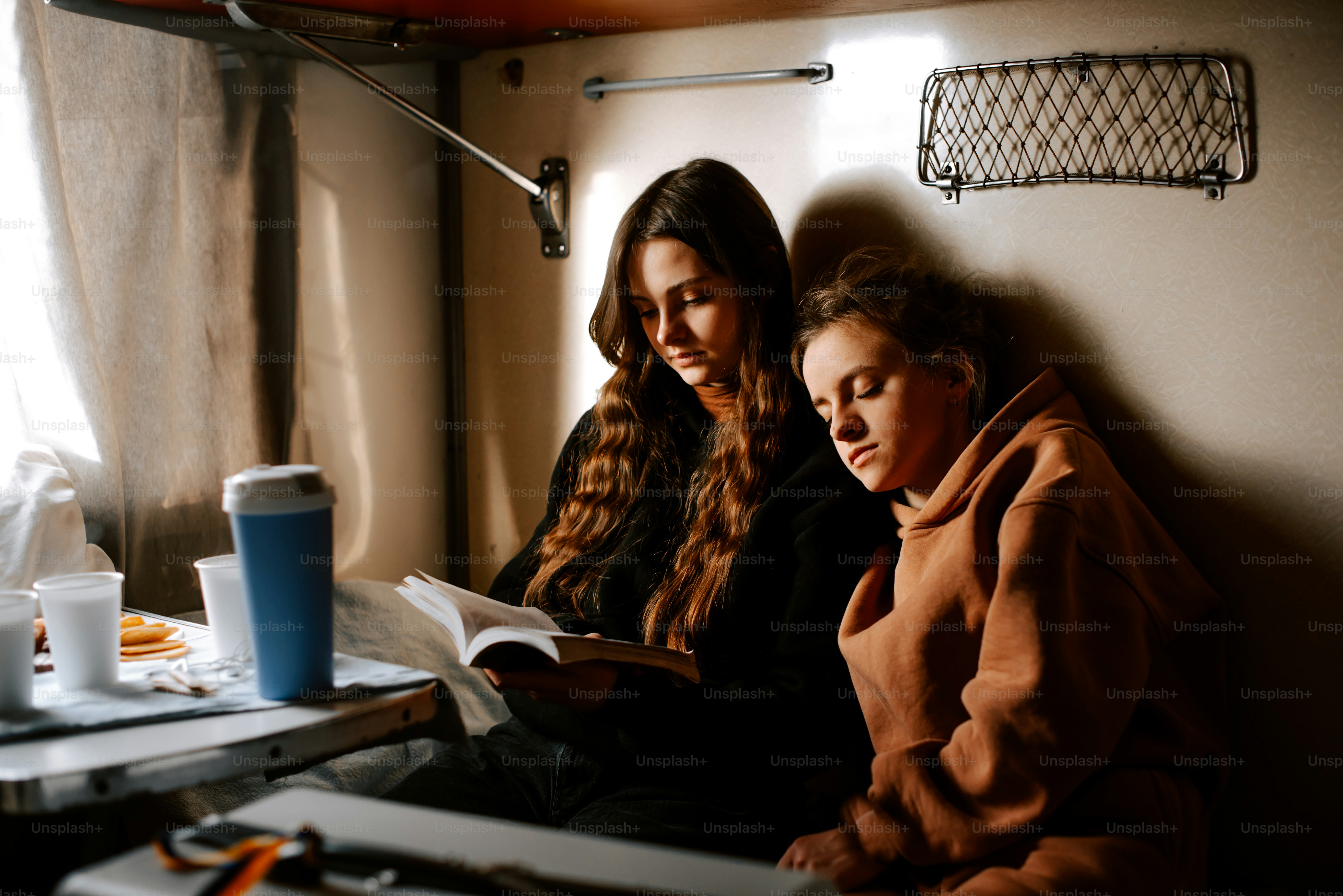 Un par de mujeres sentadas una al lado de la otra