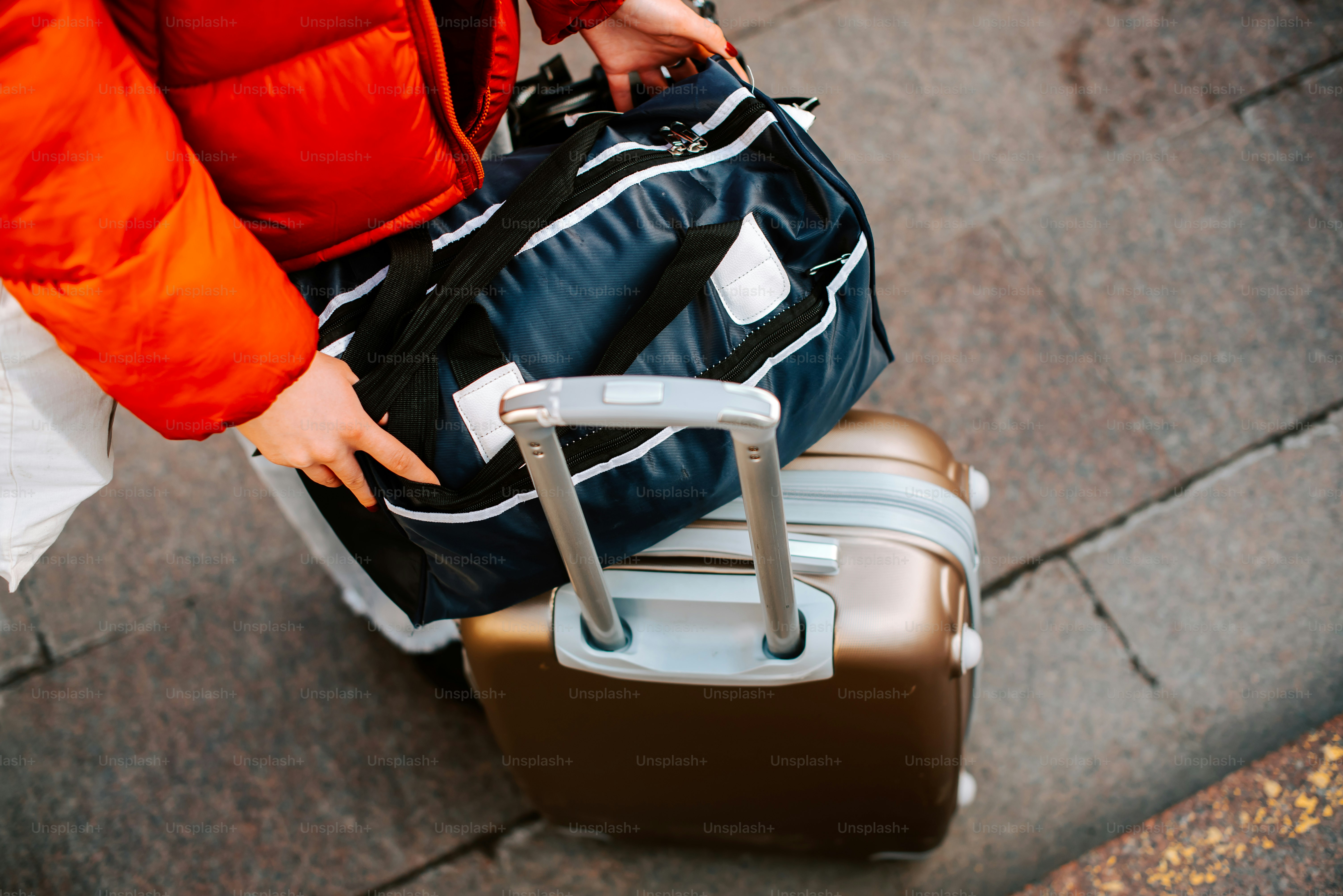 une personne tenant une valise et un sac à main