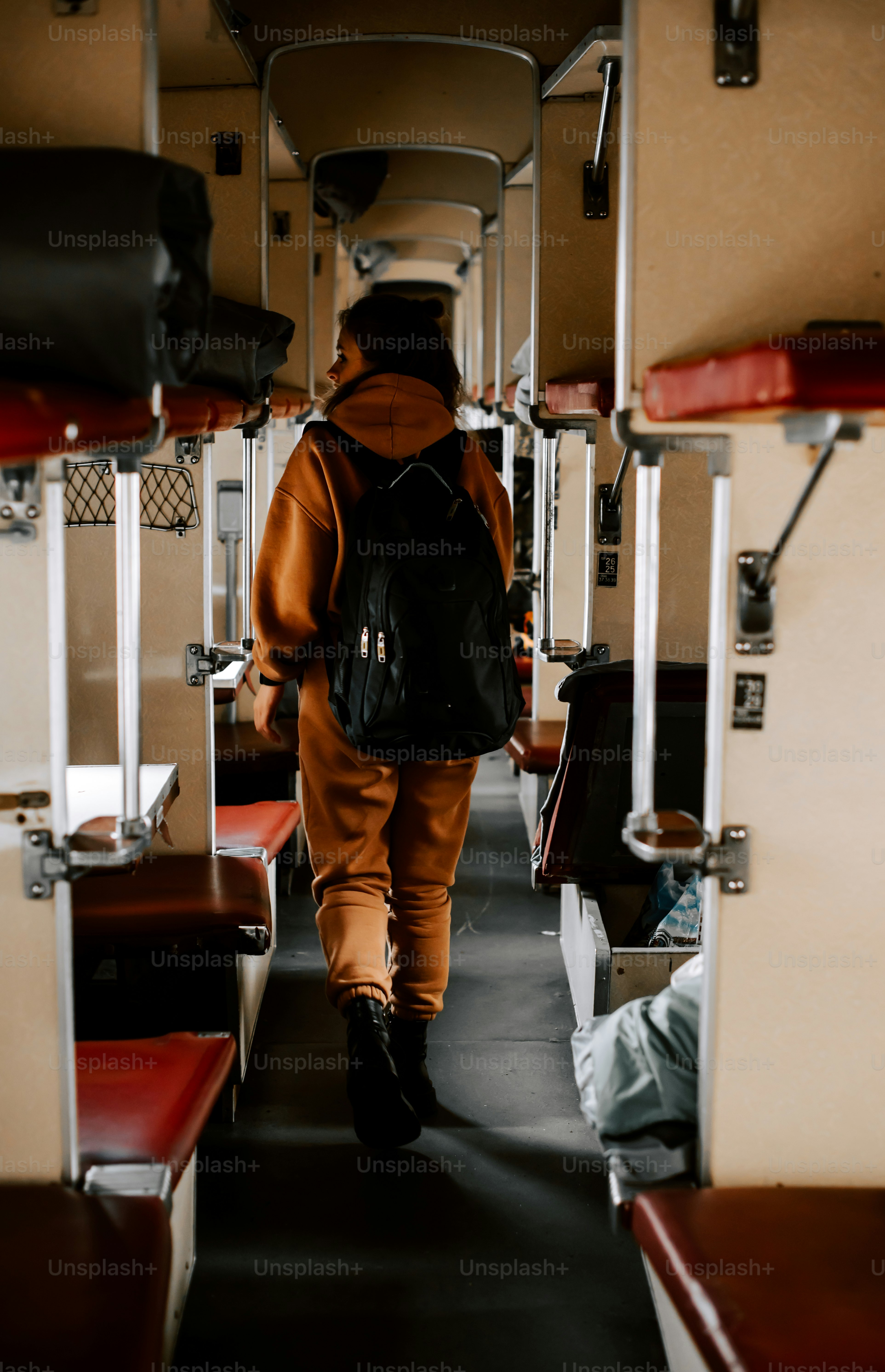 Foto Un hombre con una mochila está bajando por un autobús – Estación ...