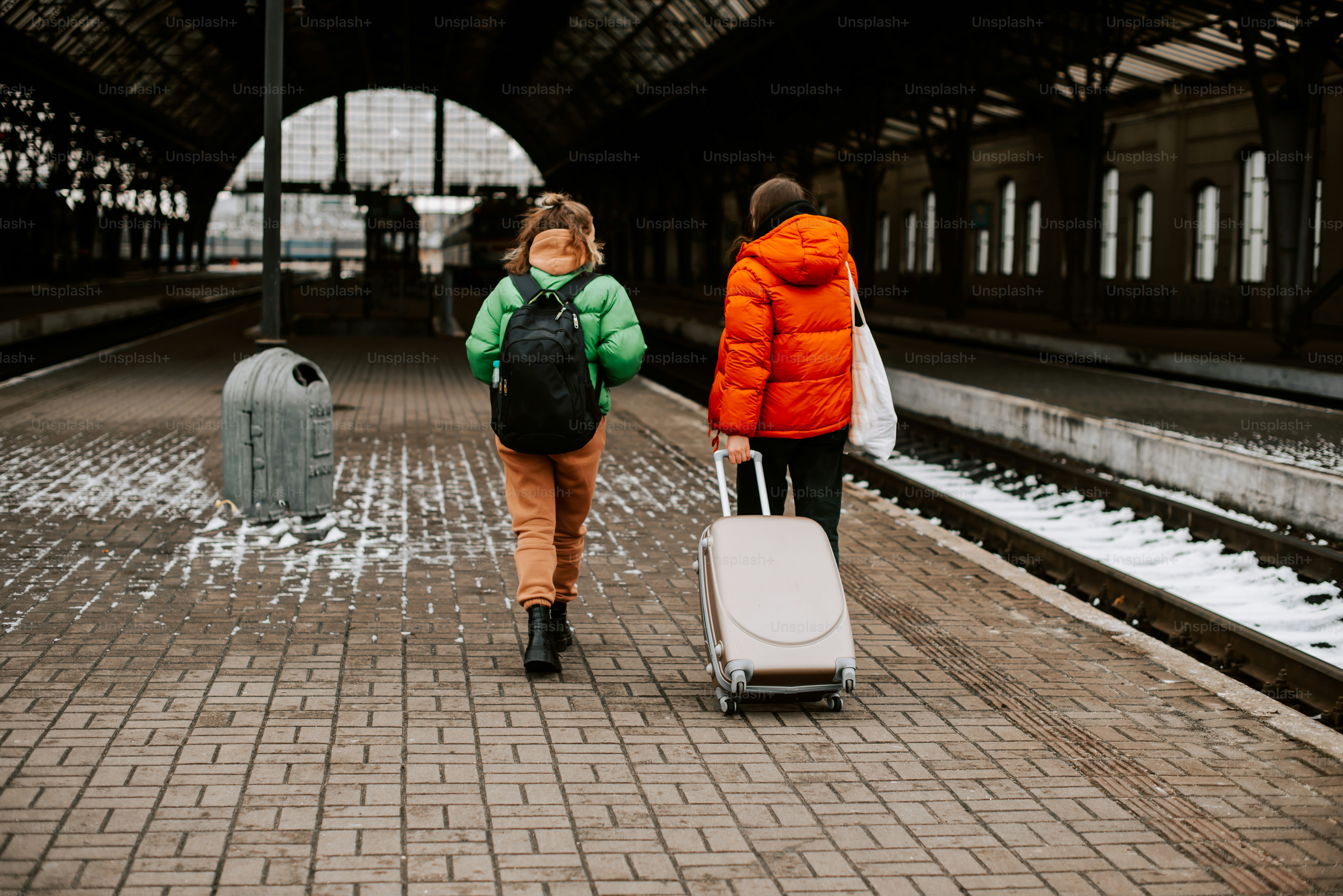 Un par de personas que están tirando del equipaje