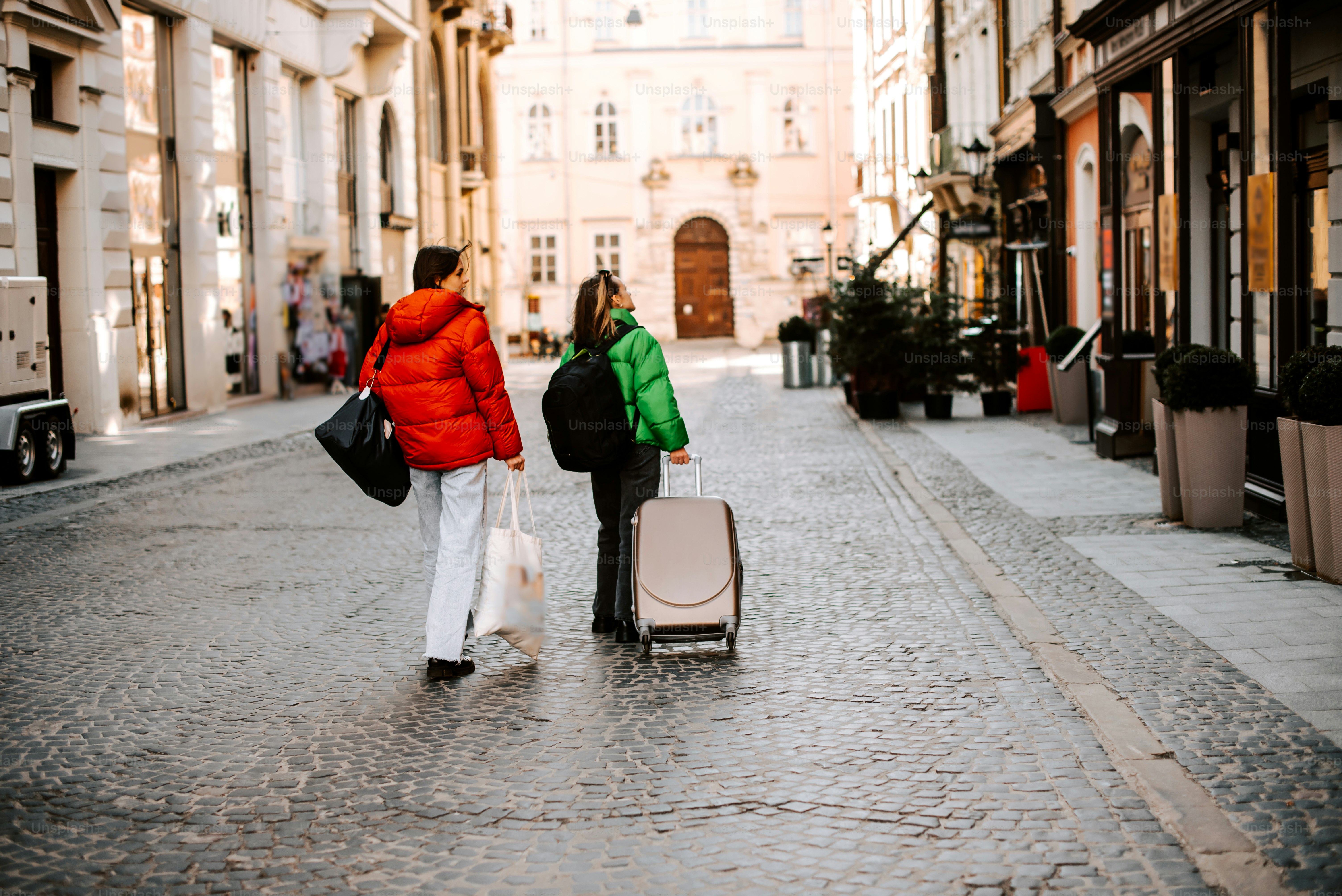 Un couple de femmes marchant dans une rue avec des bagages