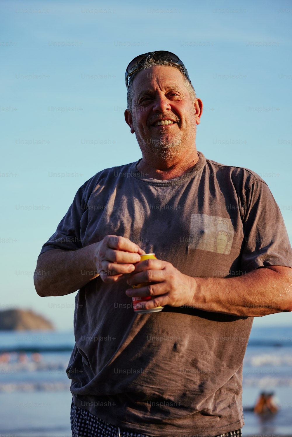 Ein Mann, der an einem Strand steht und einen Frisbee hält