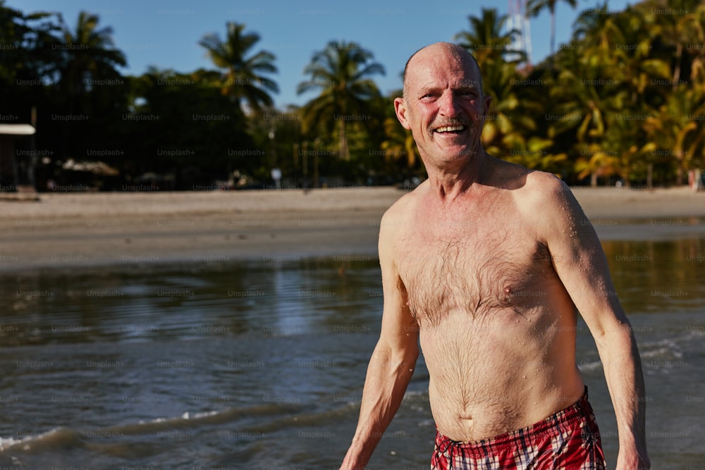 Un homme debout sur une plage au bord de l’océan