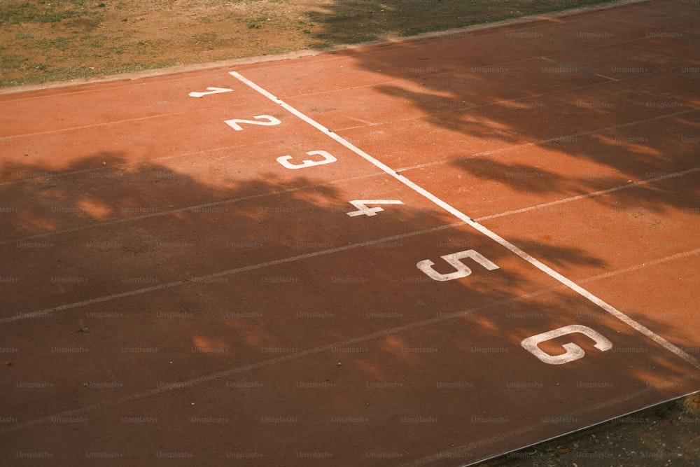 un campo da tennis con numeri dipinti su di esso
