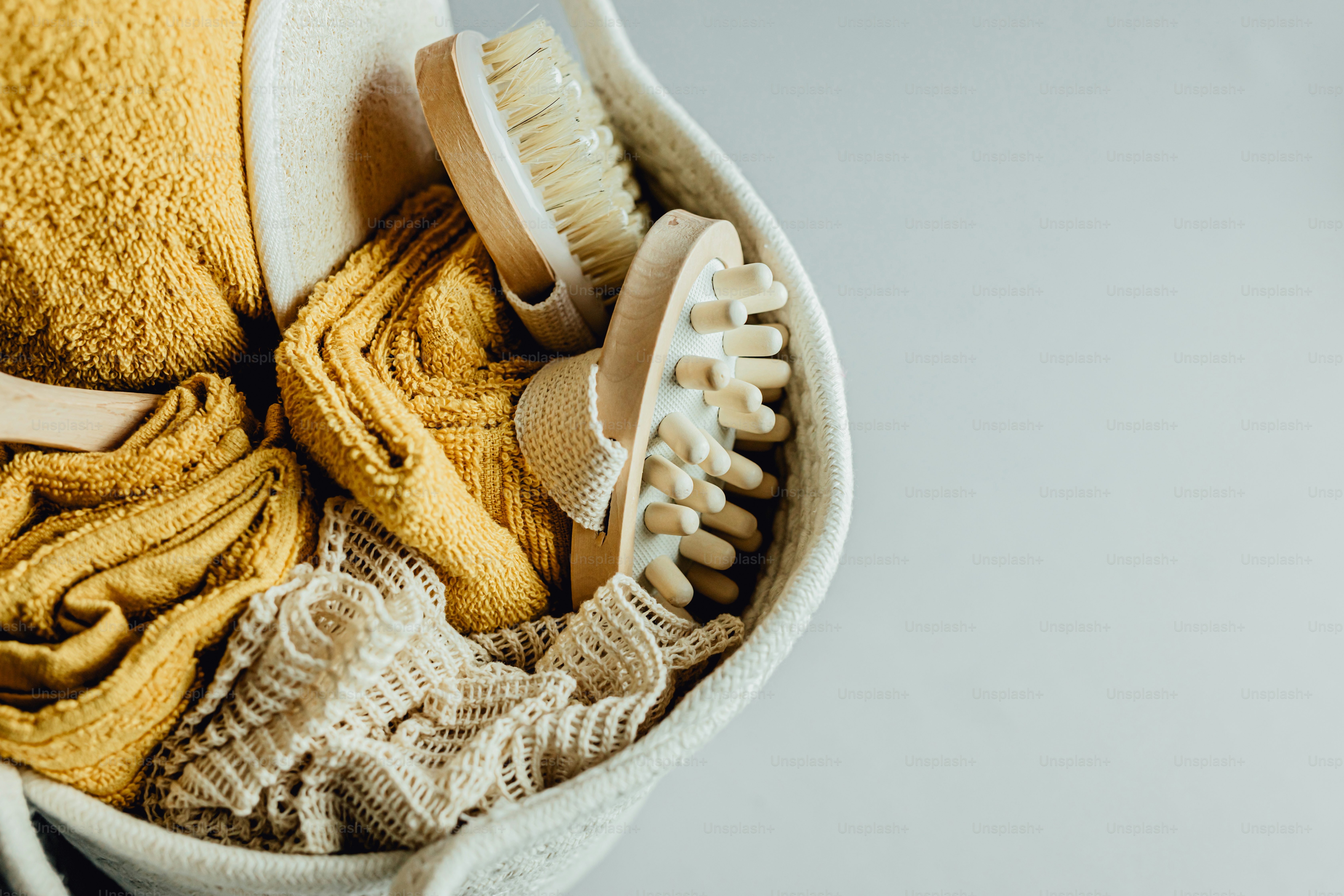 Una canasta llena de artículos amarillos y blancos