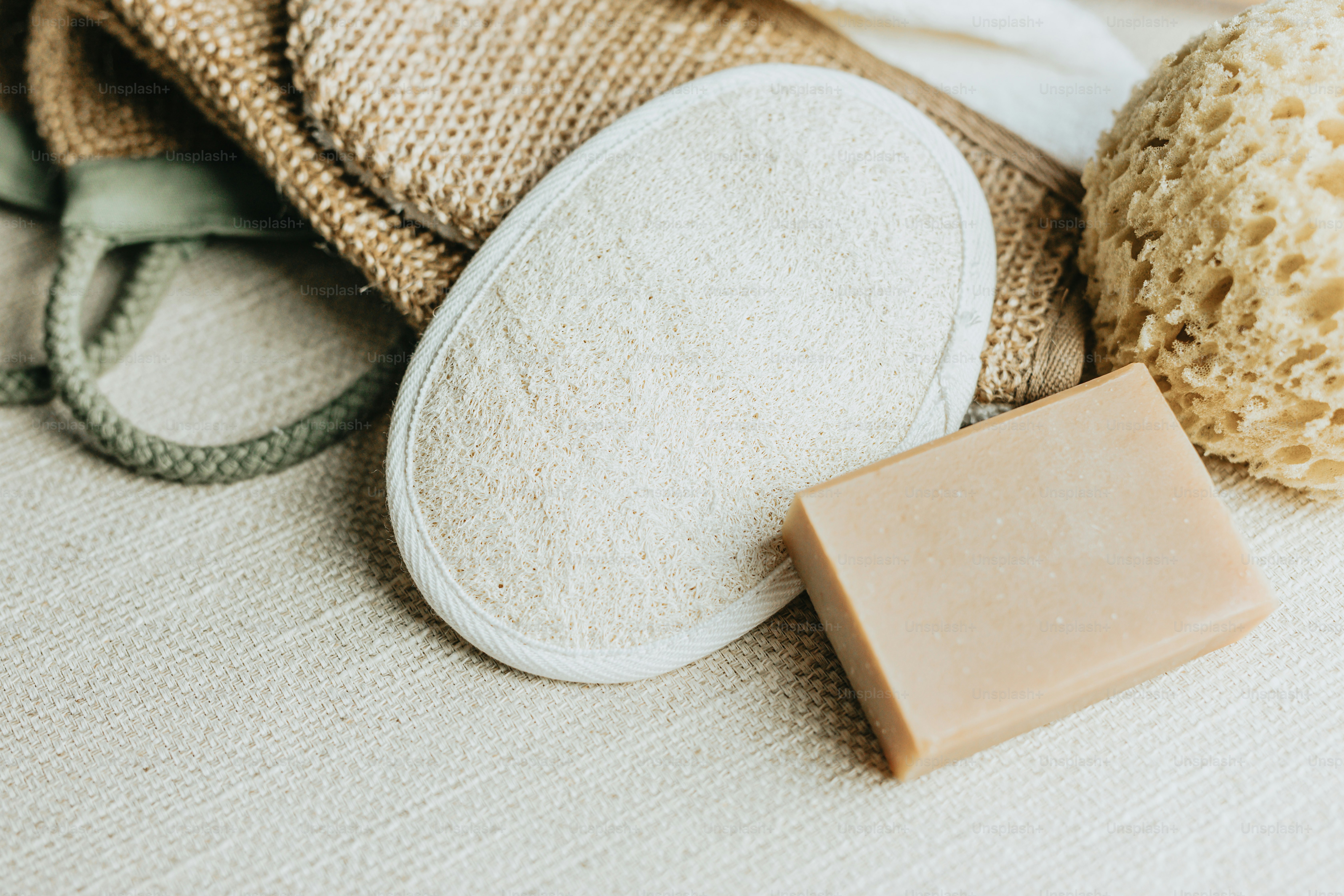 Nahaufnahme einer Seife und eines Schwammes auf einem Bett