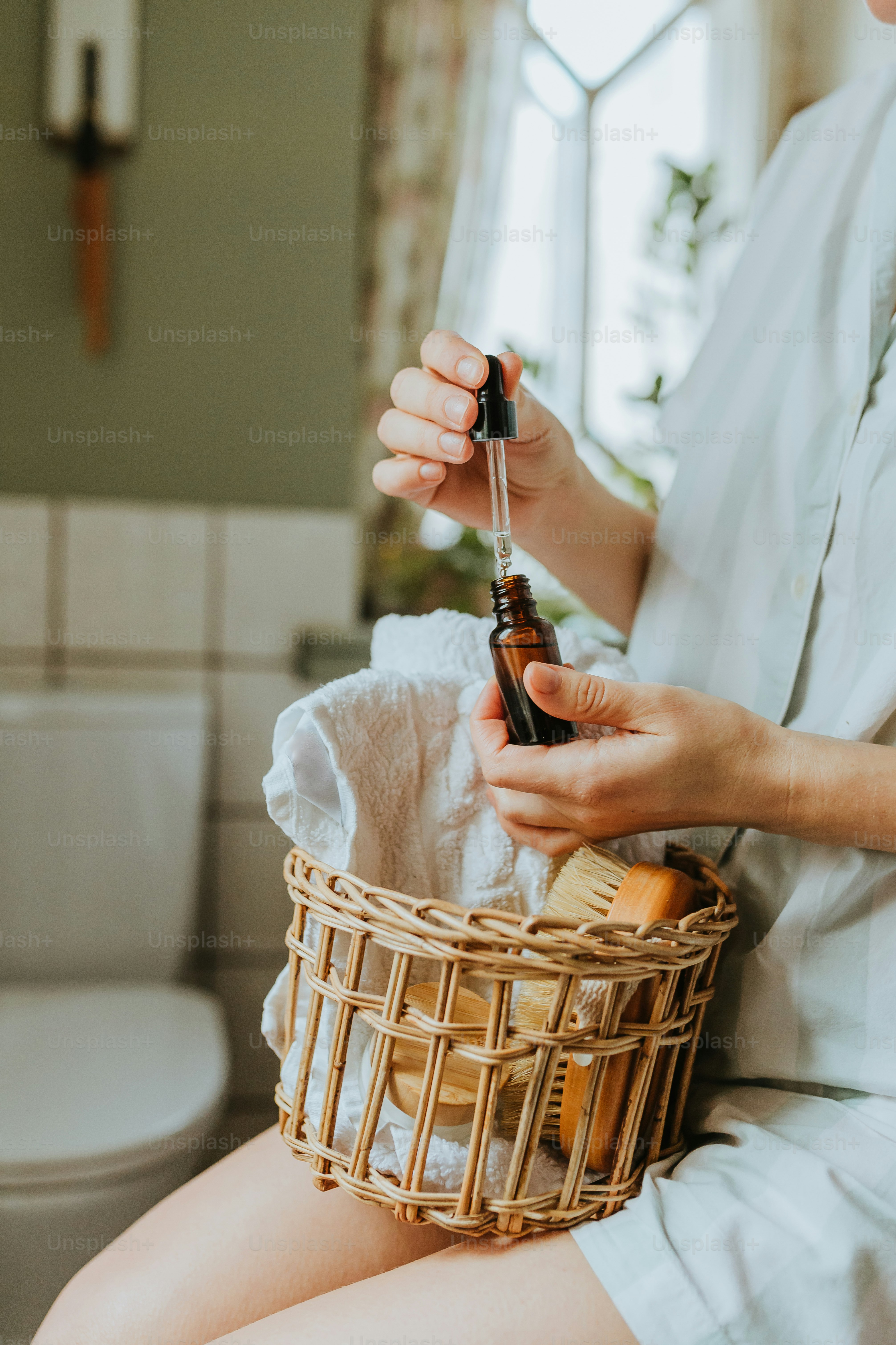 Eine Frau sitzt auf einer Toilette und hält eine Flasche Bier in der Hand