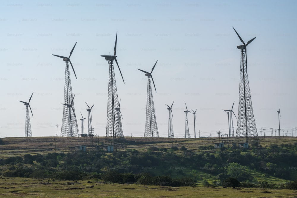 eine Reihe von Windrädern auf einem Hügel