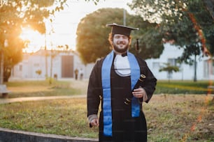 Un uomo in un abito di laurea e berretto