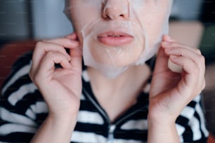 Una donna con una plastica che copre il suo viso