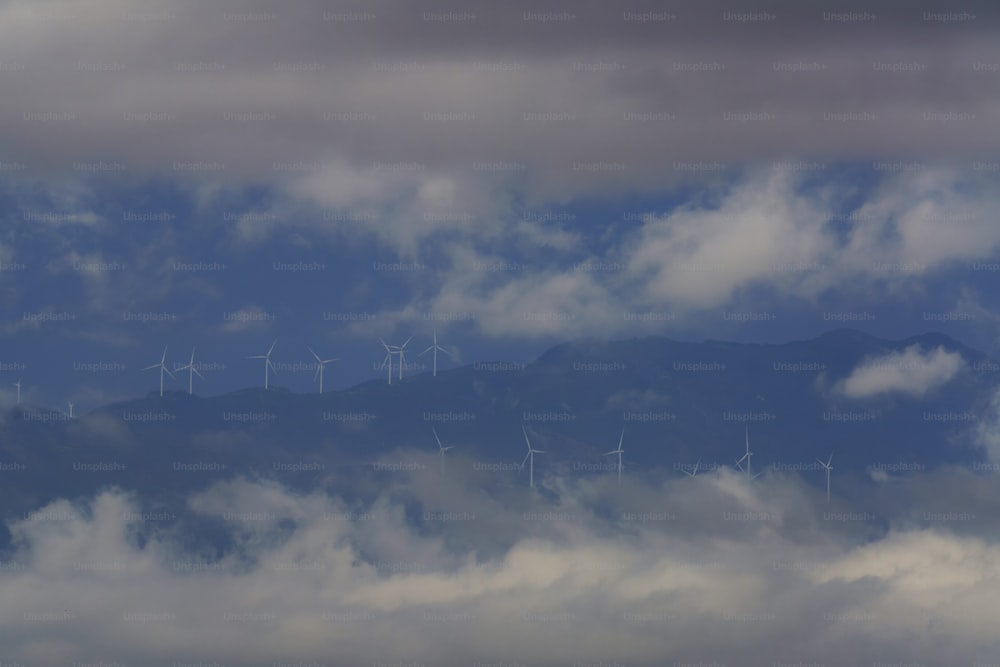 Un grupo de molinos de viento en un día nublado