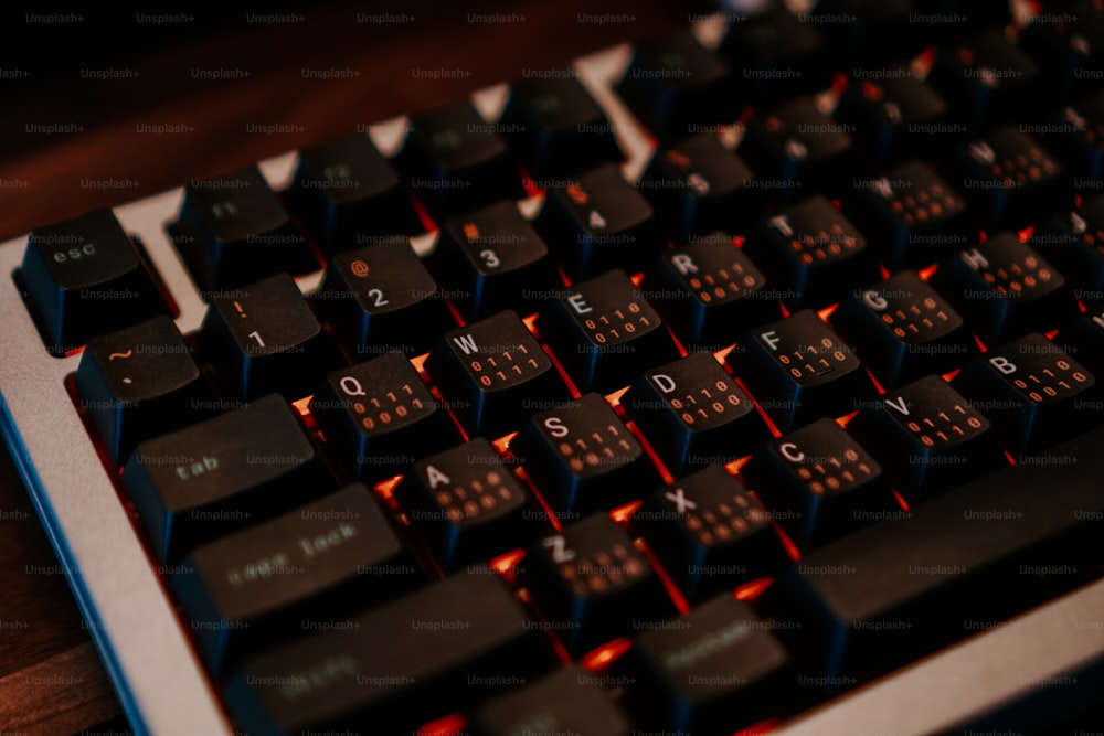 um close up de um teclado preto e vermelho