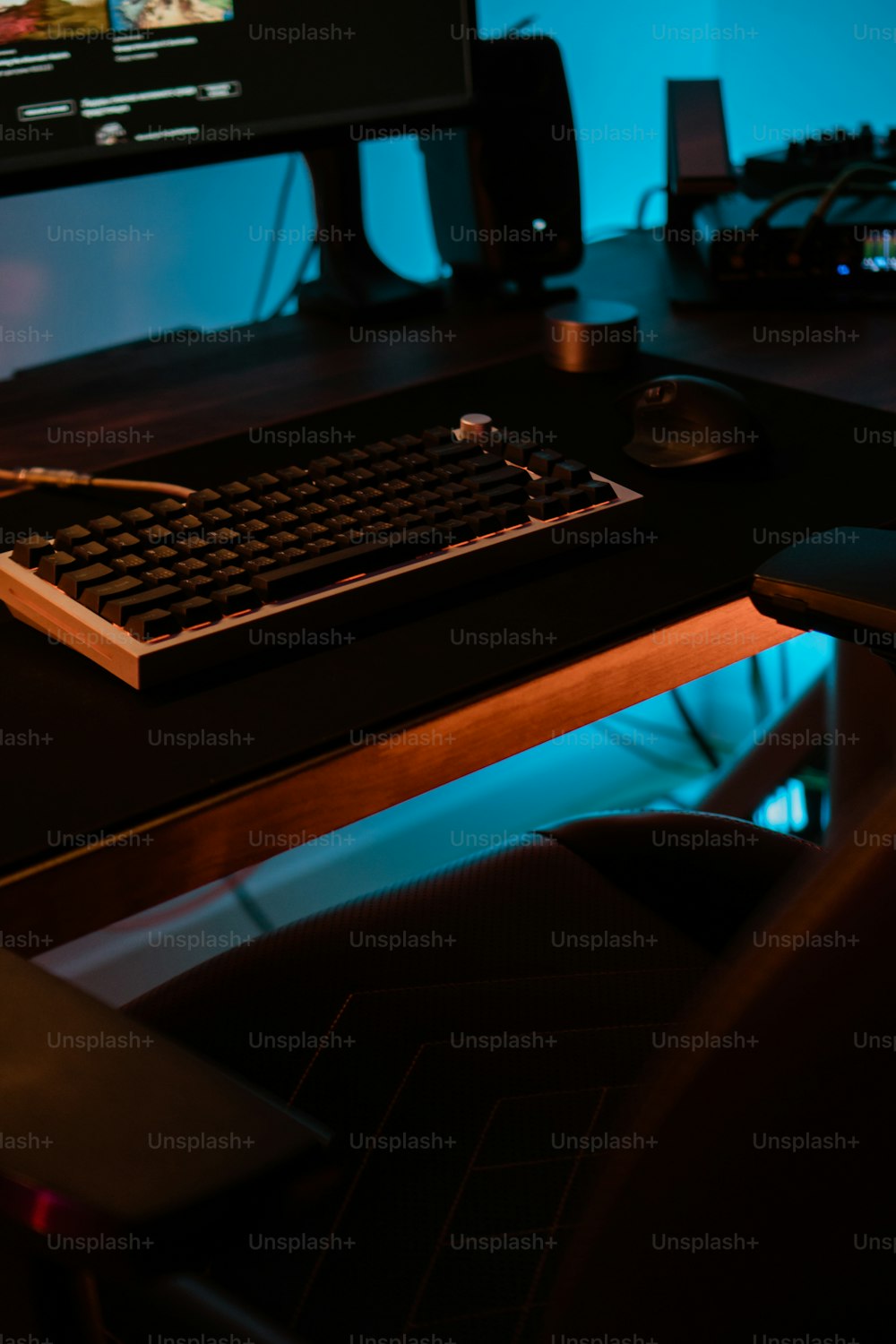 나무 책상 위에 앉아 있는 컴퓨터 키보드