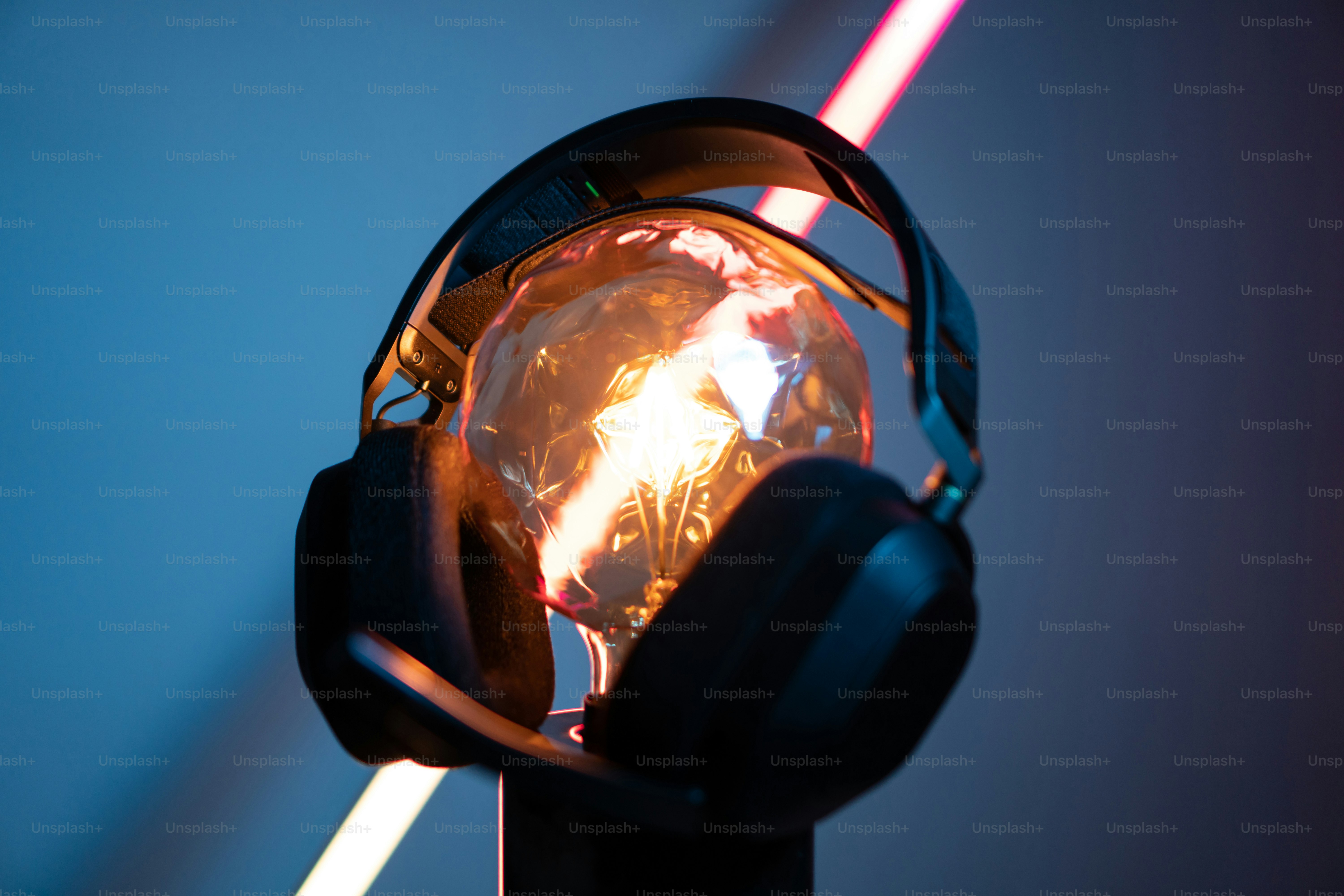 Un primer plano de una bombilla con auriculares puestos