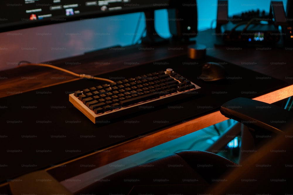 um teclado de computador sentado em cima de uma mesa de madeira