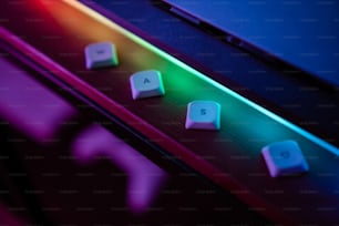 um close up de um teclado com uma luz sobre ele
