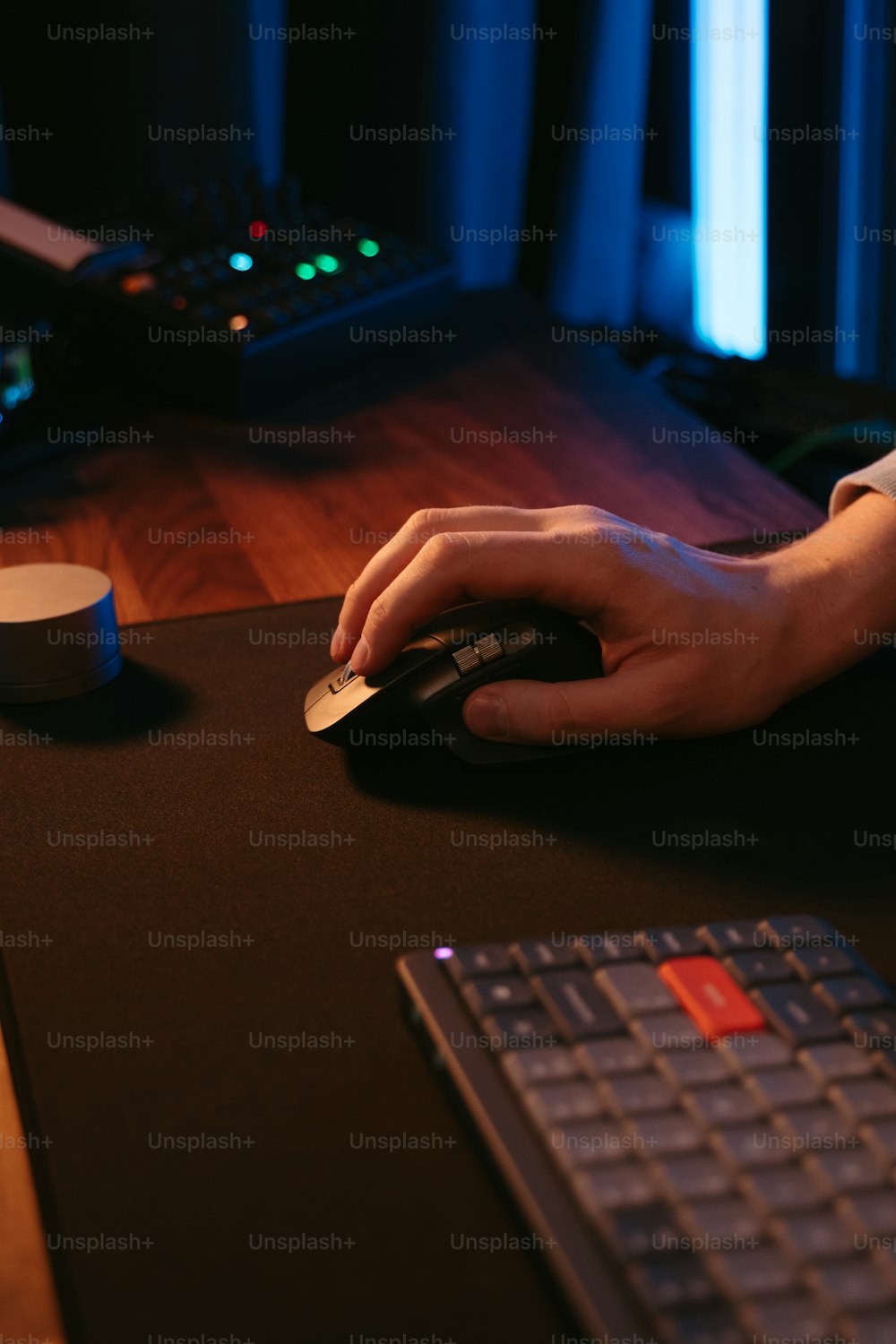 La mano di una persona su un mouse su una scrivania