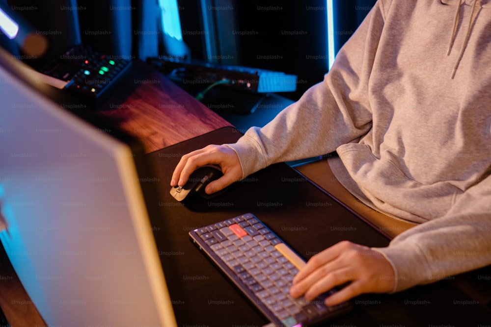 um homem sentado na frente de um computador portátil