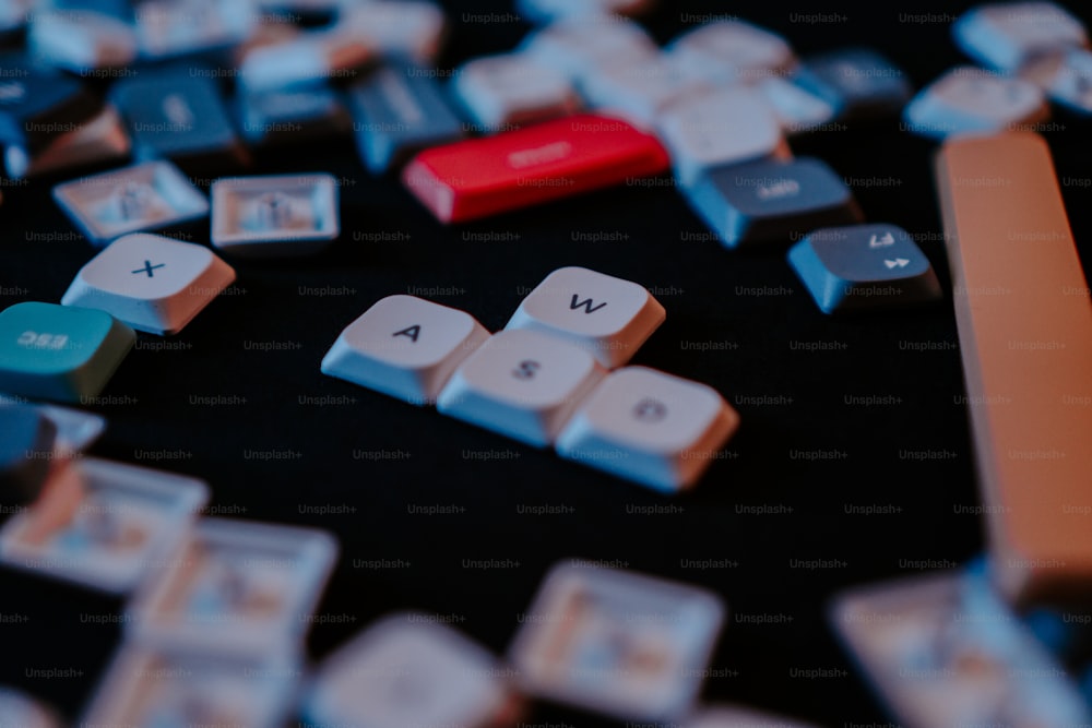 um close up de um teclado de computador com muitas teclas