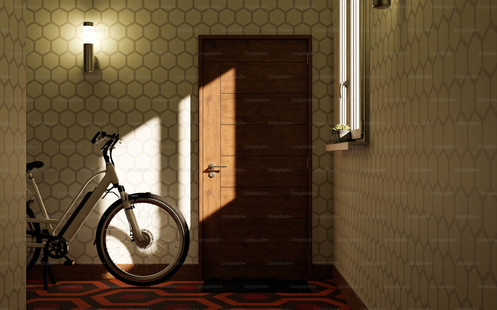 Una bicicleta estacionada en un pasillo junto a una puerta
