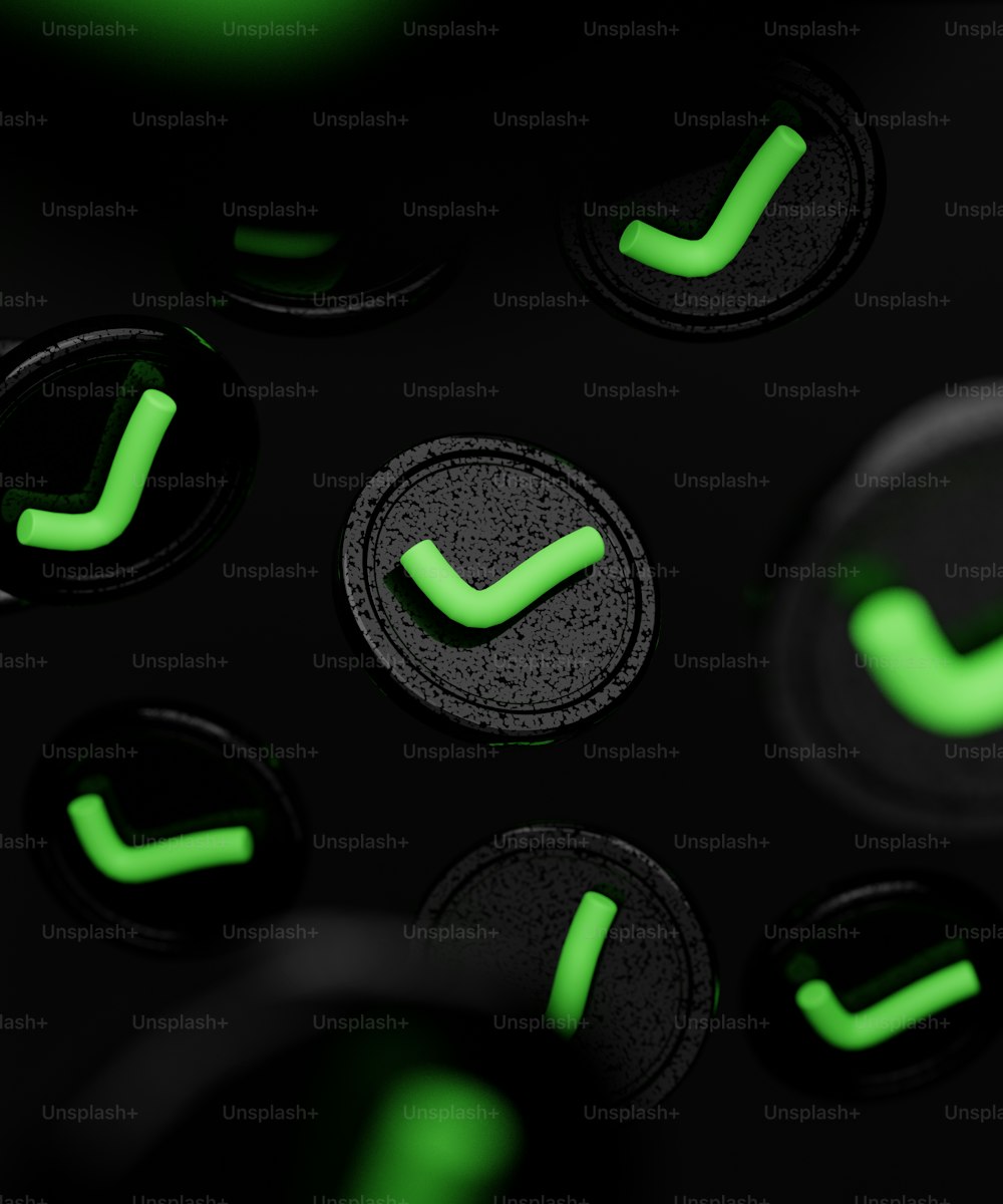 um close up de um telefone celular preto com botões verdes