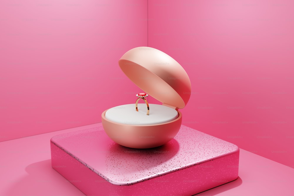 um objeto rosa com um anel em cima dele
