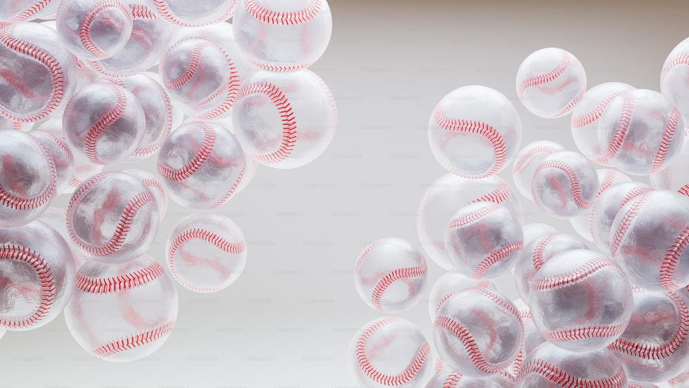 um monte de bolas de beisebol que estão no ar