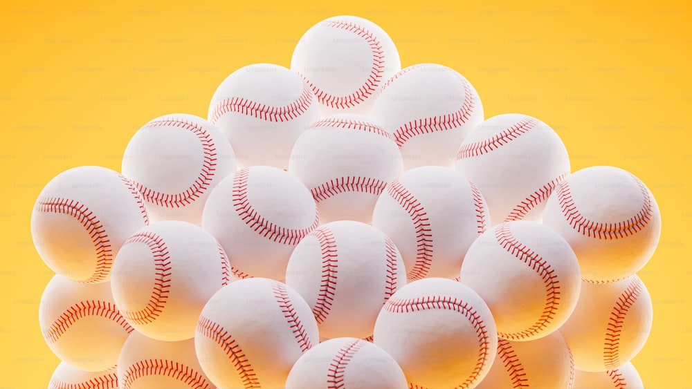 uma pilha de bolas de beisebol sentadas umas em cima das outras