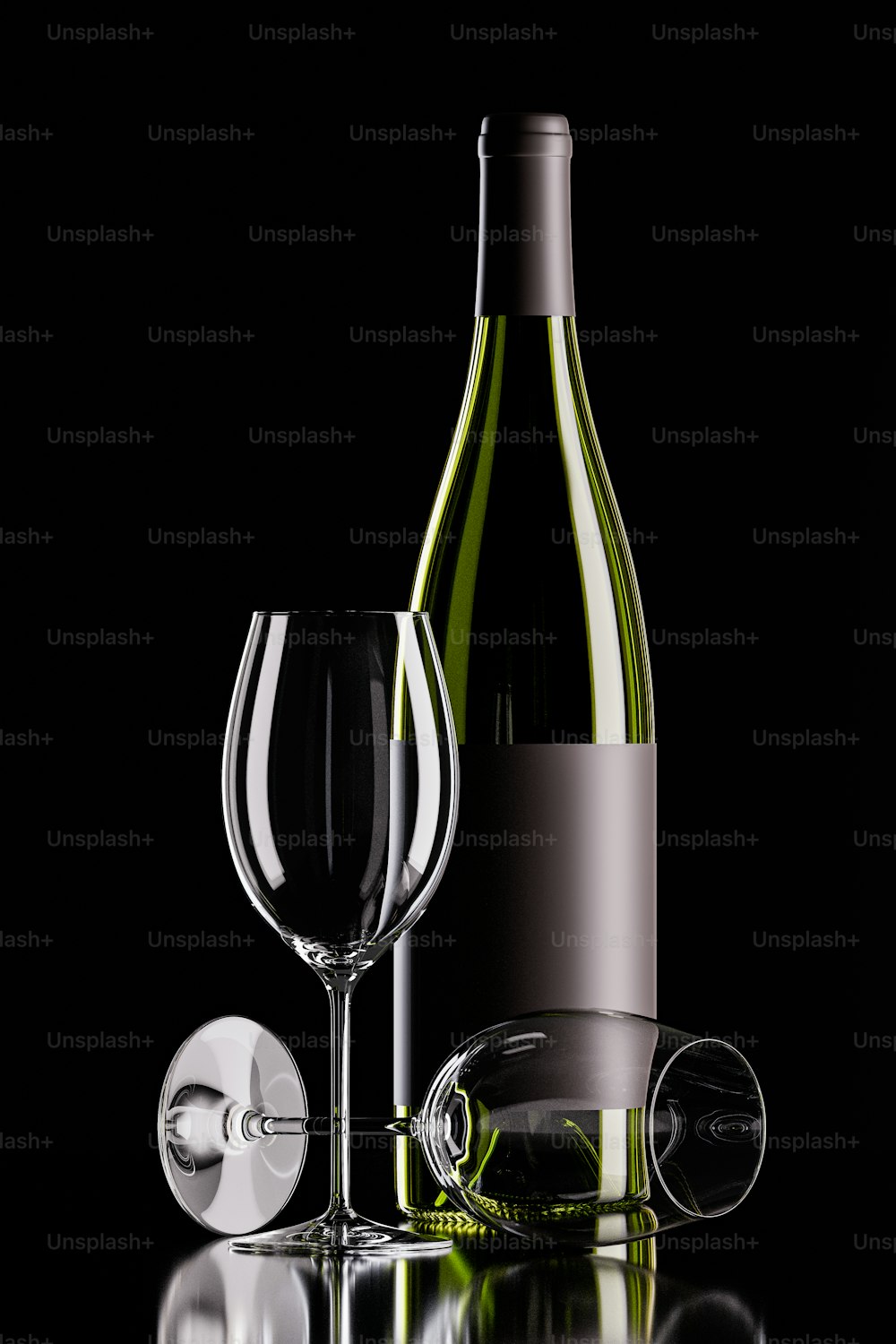 eine Flasche Wein neben einem Weinglas