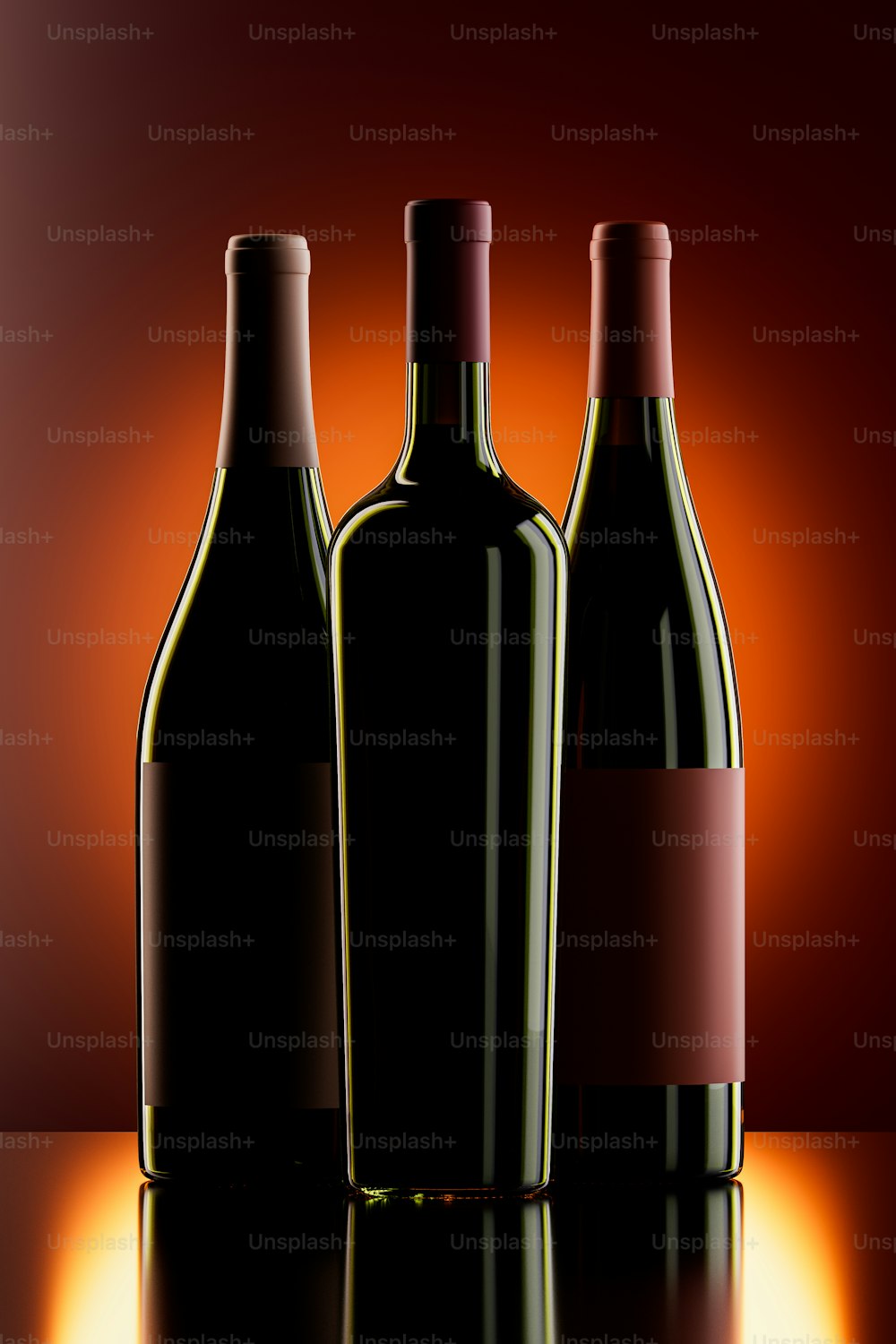 três garrafas de vinho sentadas em uma mesa