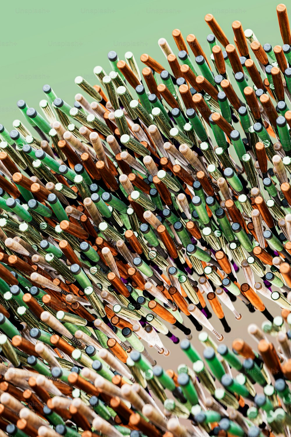 um close up de um monte de escovas de dentes