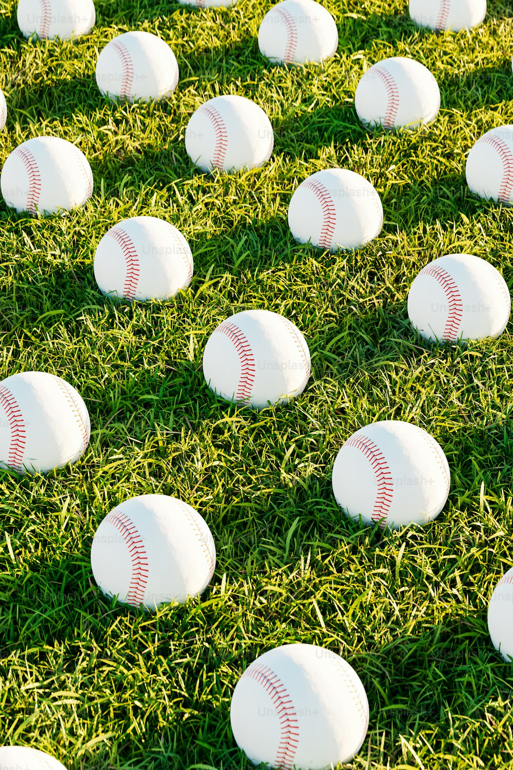 um campo cheio de bolas de beisebol brancas deitadas em cima da grama verde