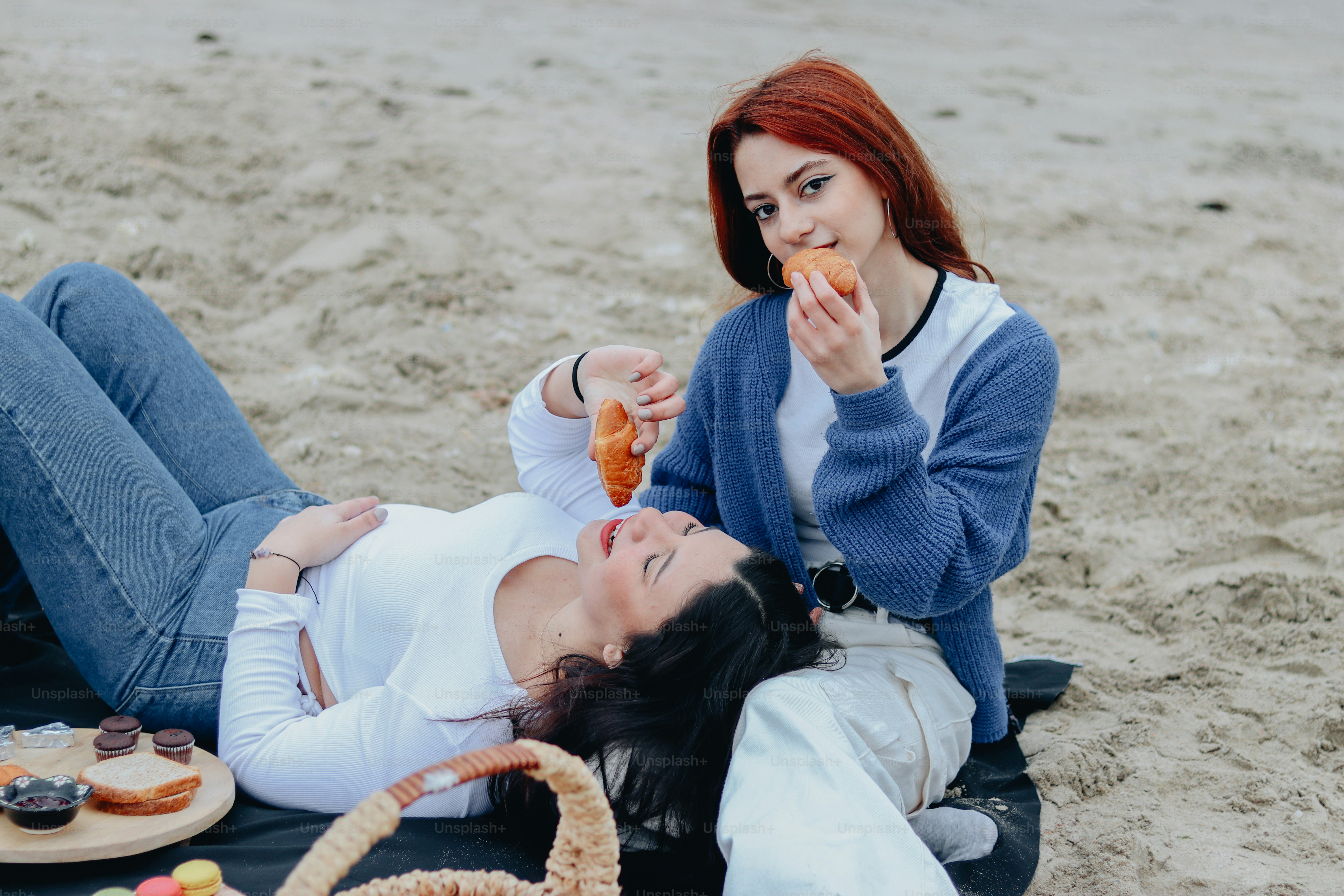 Un couple de femmes assises au sommet d’une plage