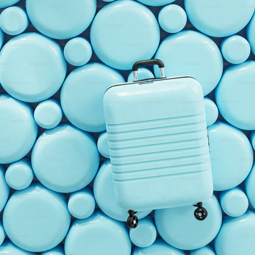 un bagaglio seduto sopra una superficie blu