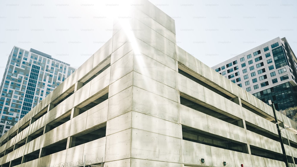 Un edificio alto con muchas ventanas encima