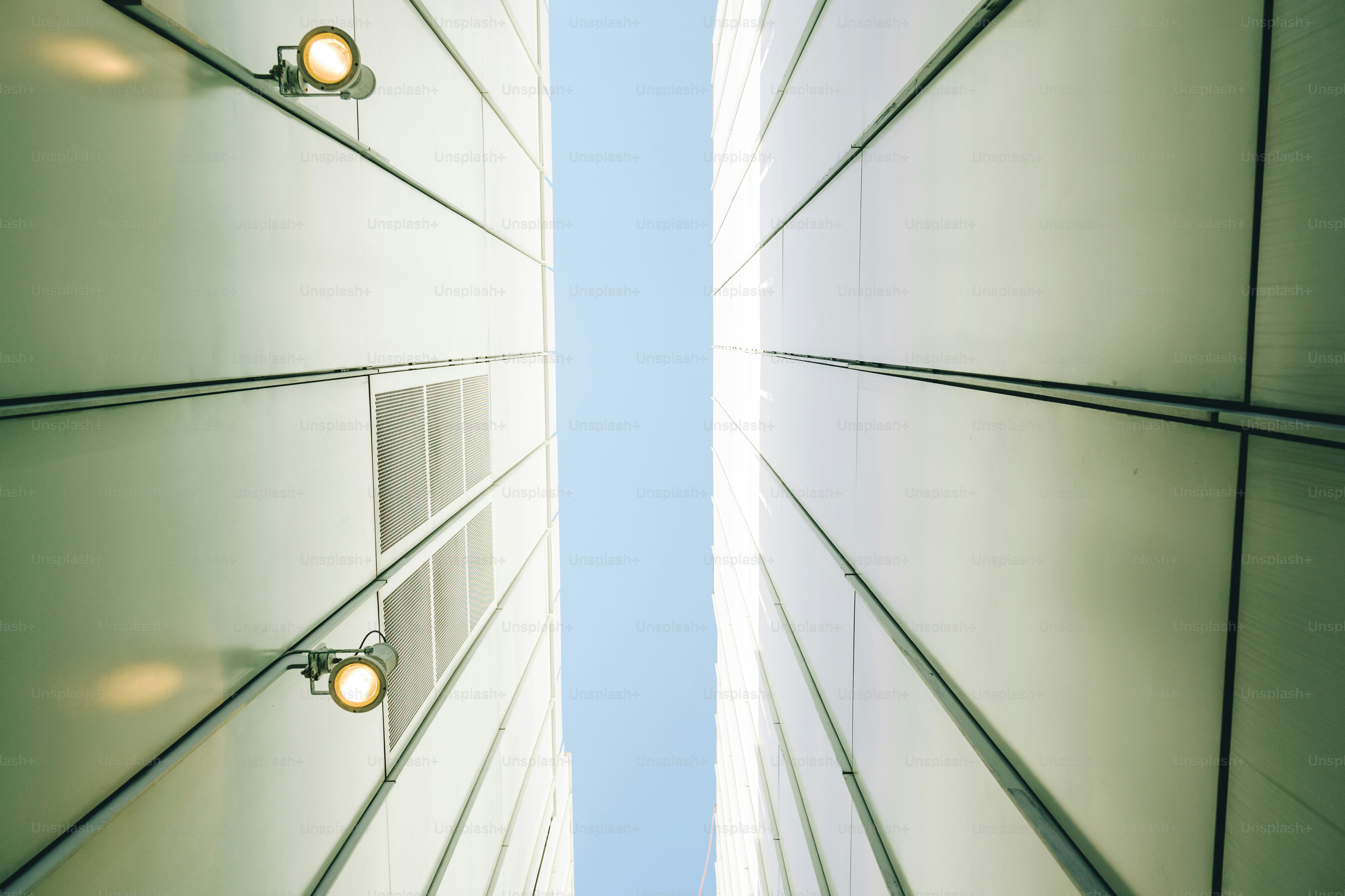 건물 측면에있는 두 개의 조명