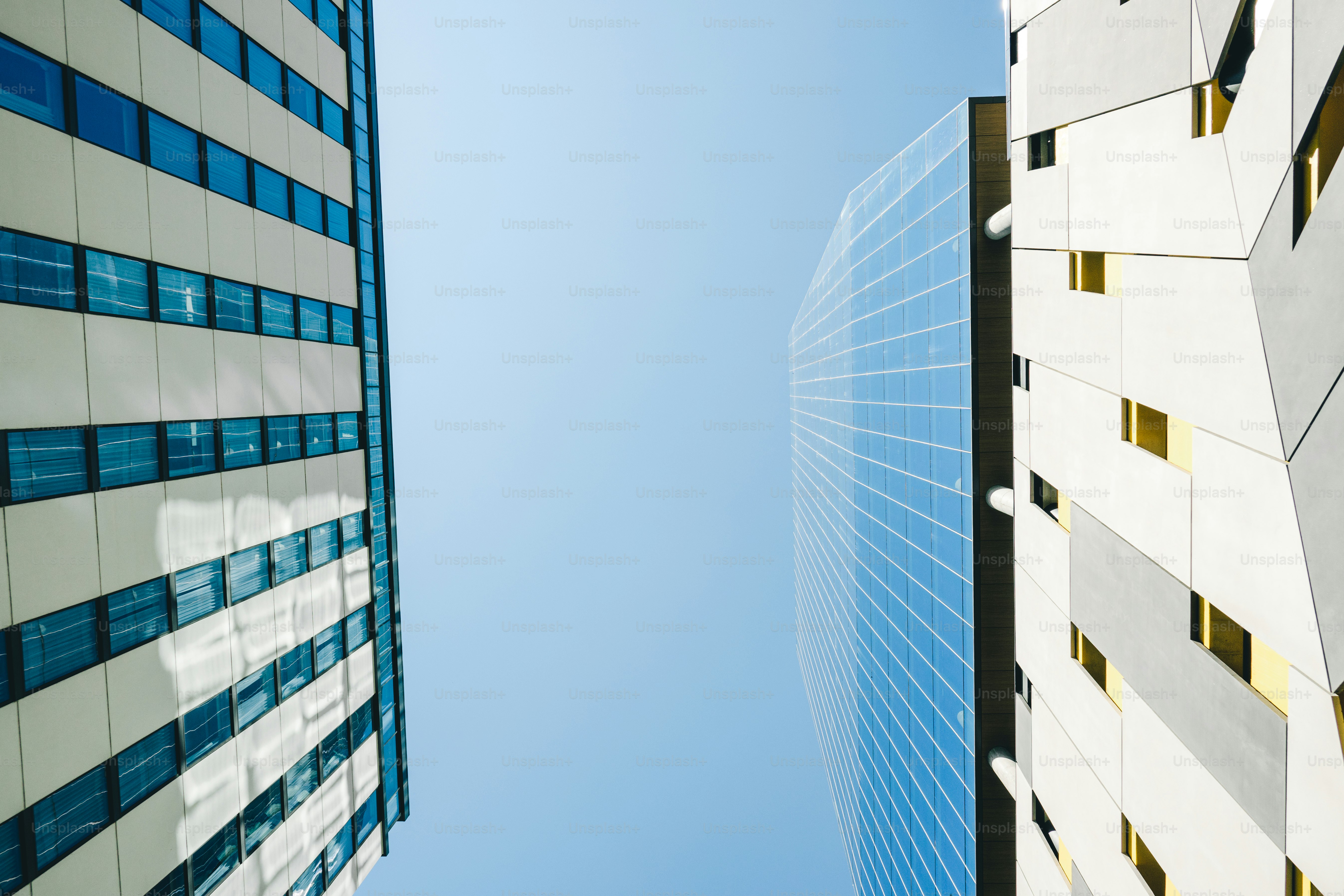 나란히 두 개의 고층 건물