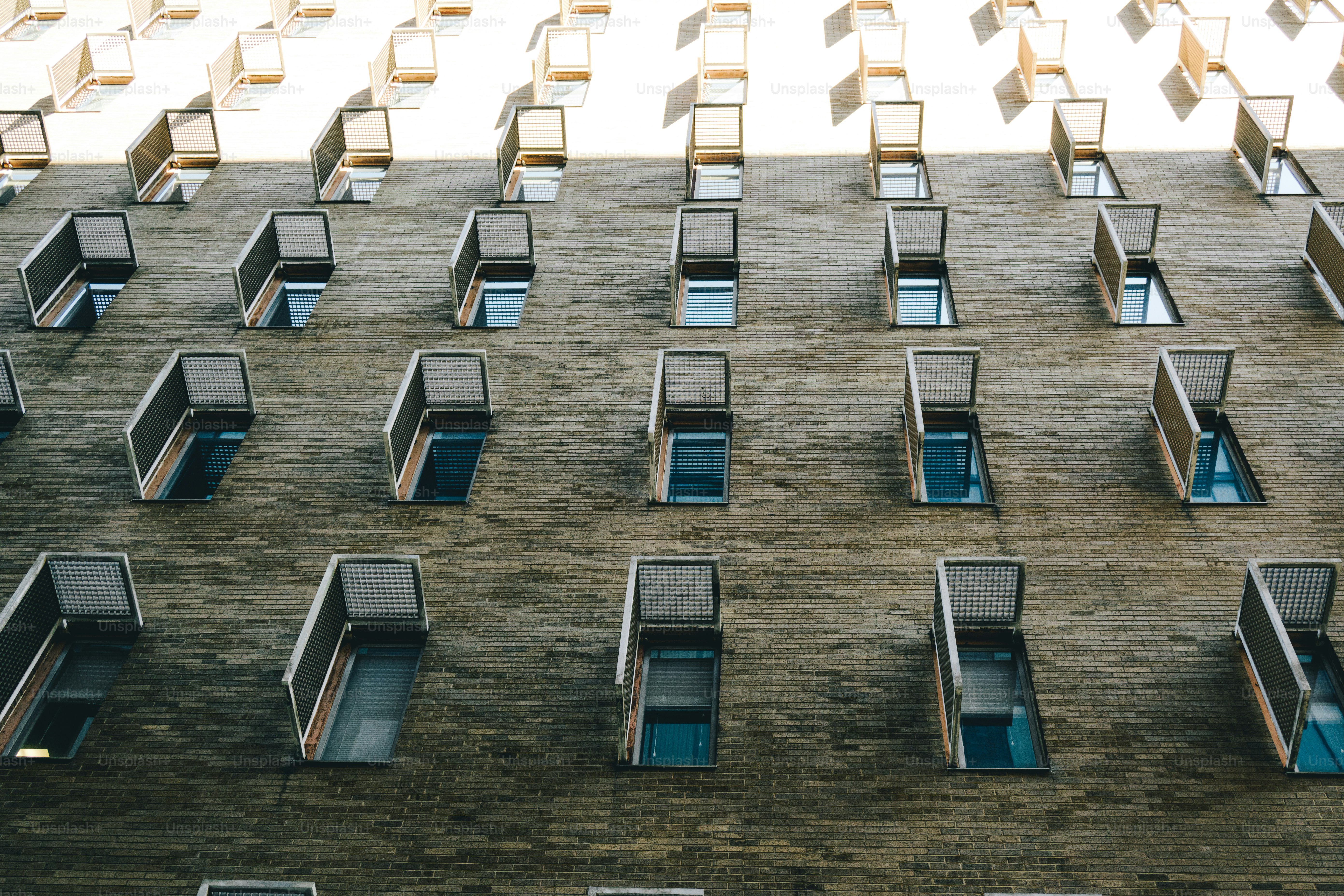 Un edificio alto de ladrillo con muchas ventanas