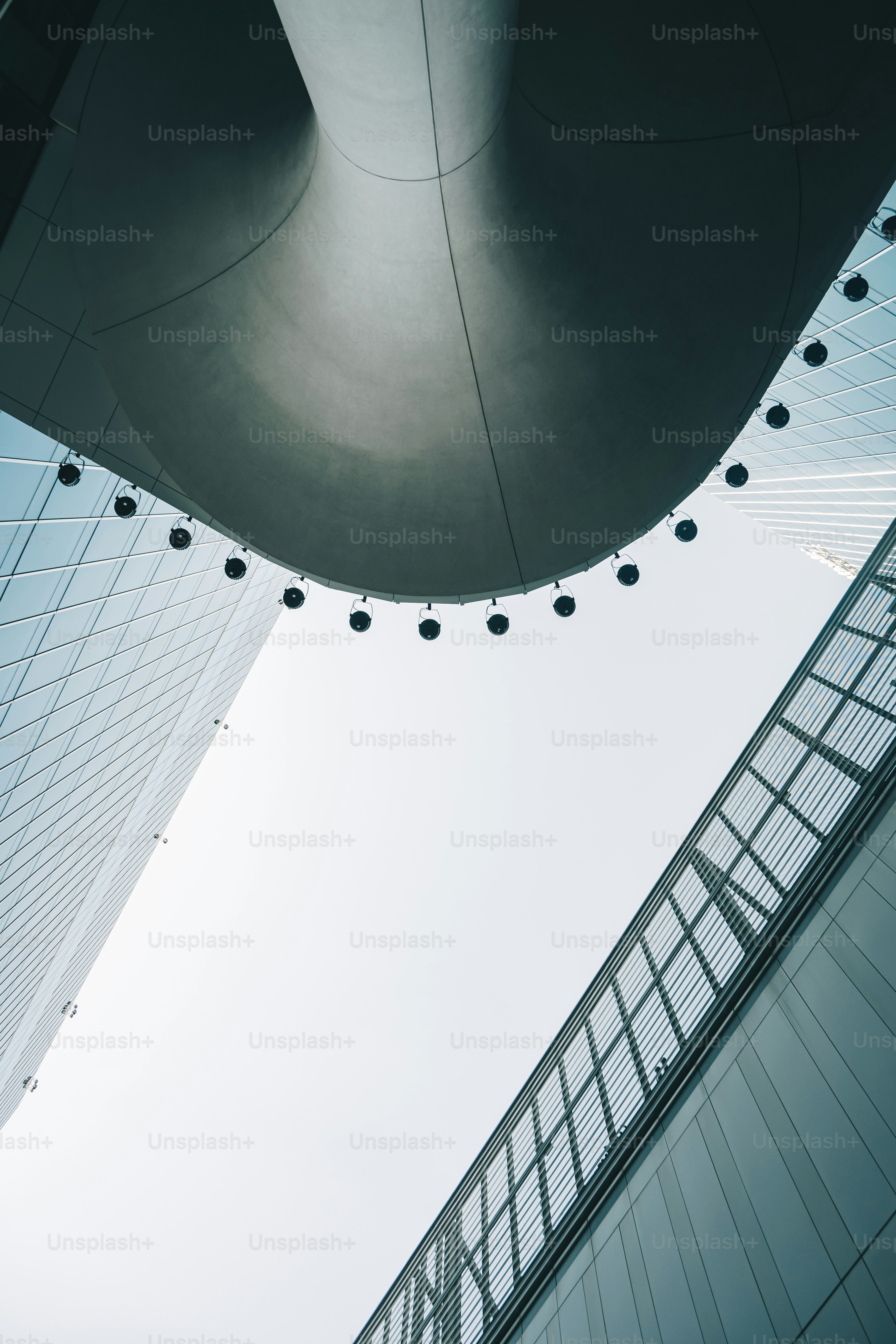 하늘 배경의 높은 건물