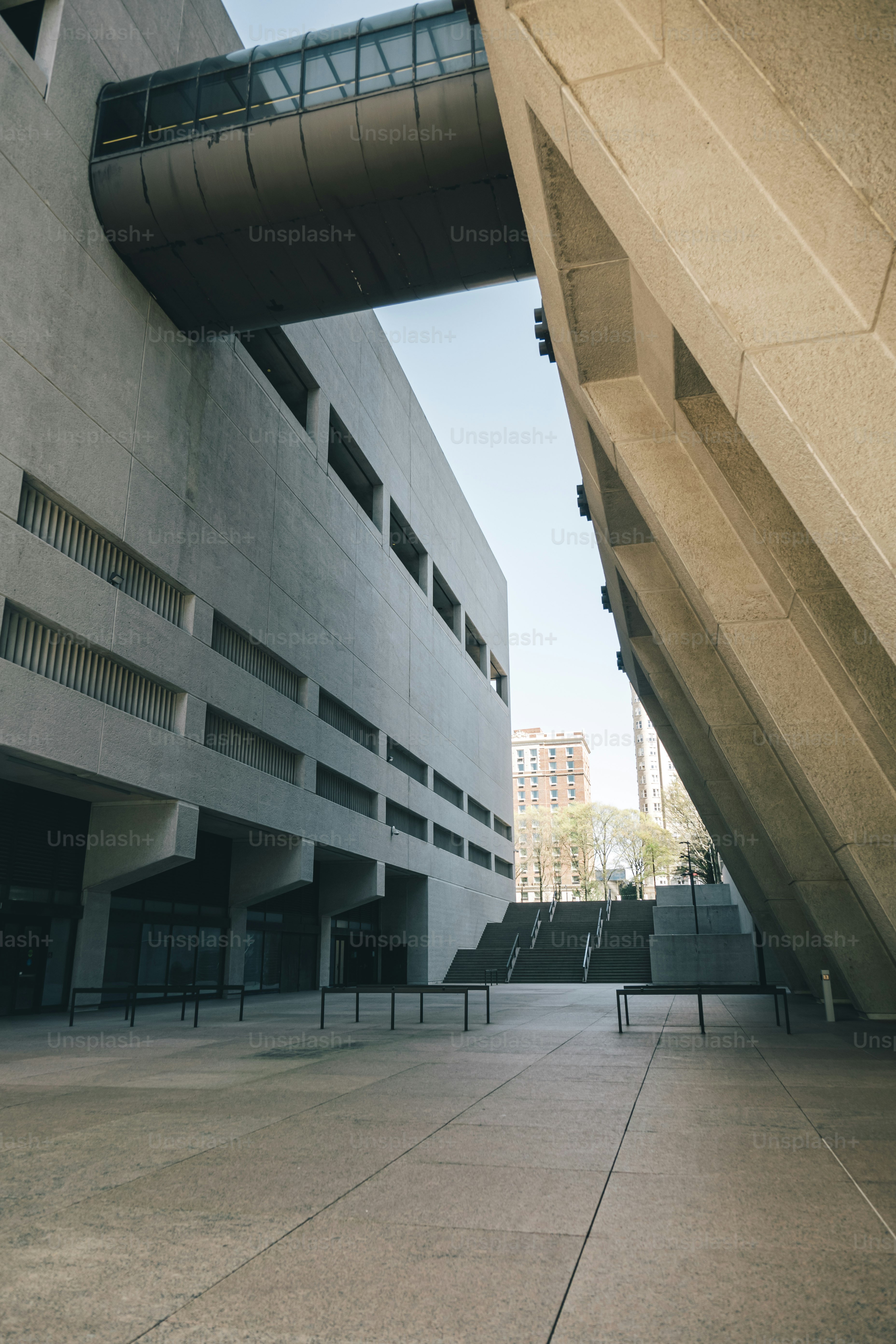 통로가있는 큰 건물